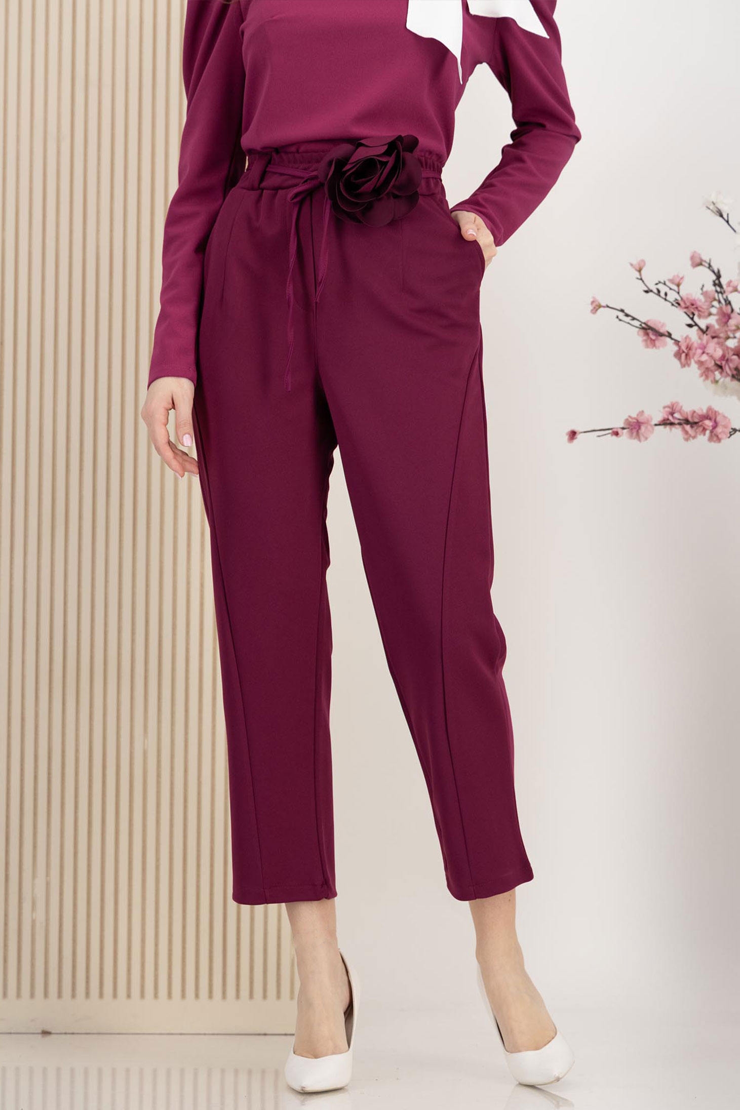Pantaloni lungi din stofa elastica zmeura cu elastic in talie si cordon detasabil cu floare maxi 1 - StarShinerS.ro