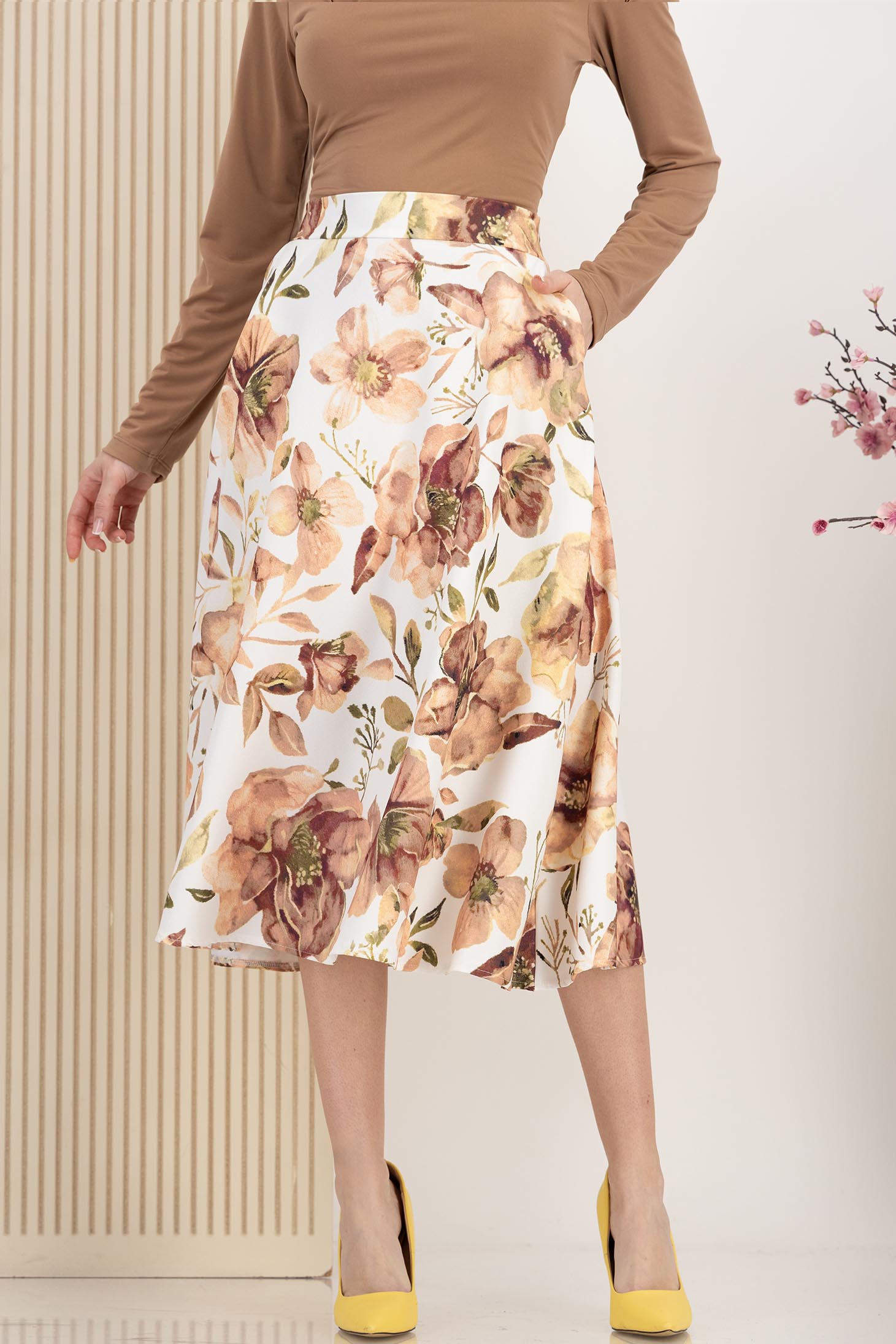 Fusta din stofa elastica bej midi in clos cu elastic in talie si buzunare laterale 1 - StarShinerS.ro