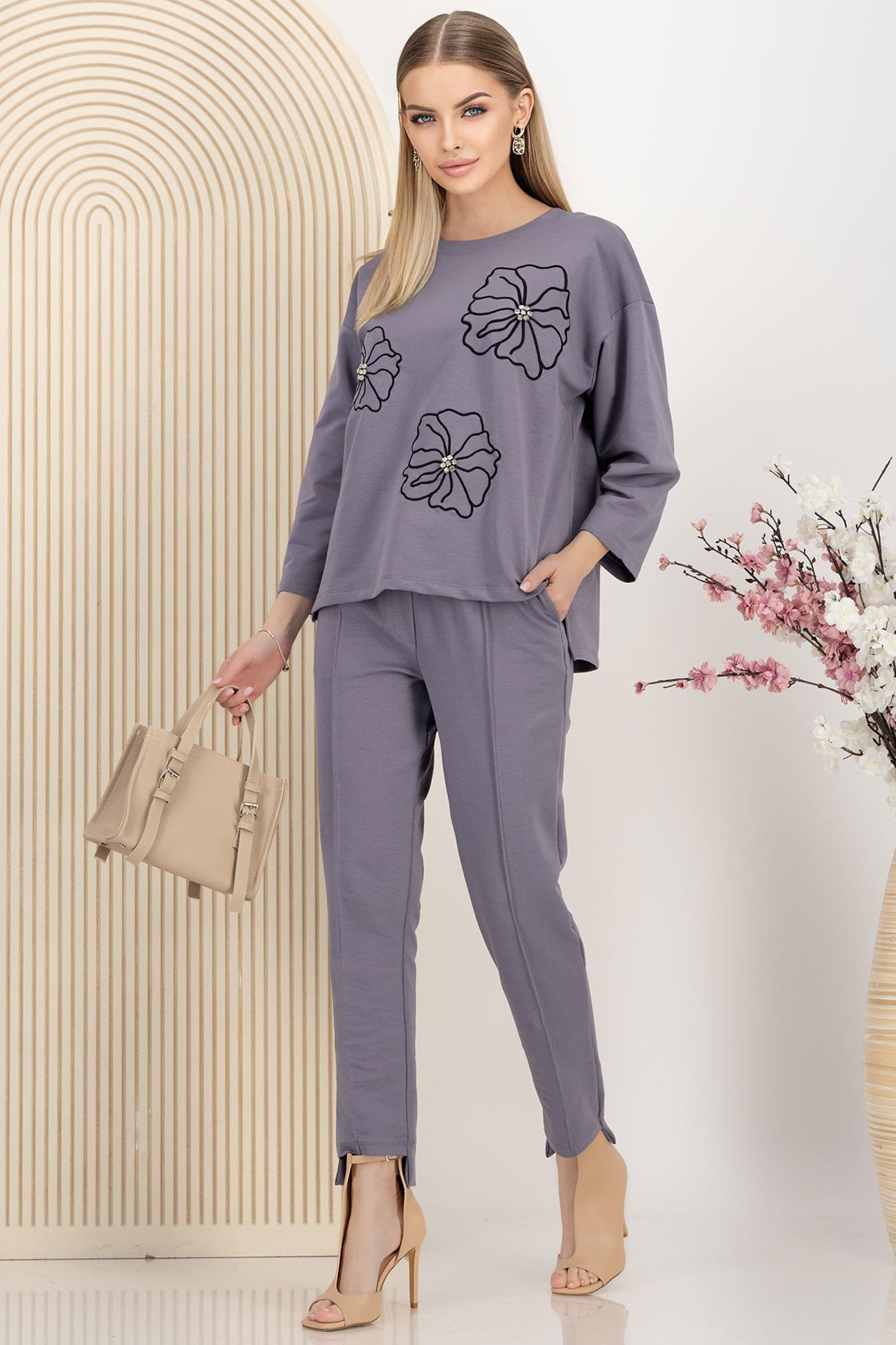 Trening din bumbac gri cu croi larg si elastic in talie cu detalii florale brodate 1 - StarShinerS.ro