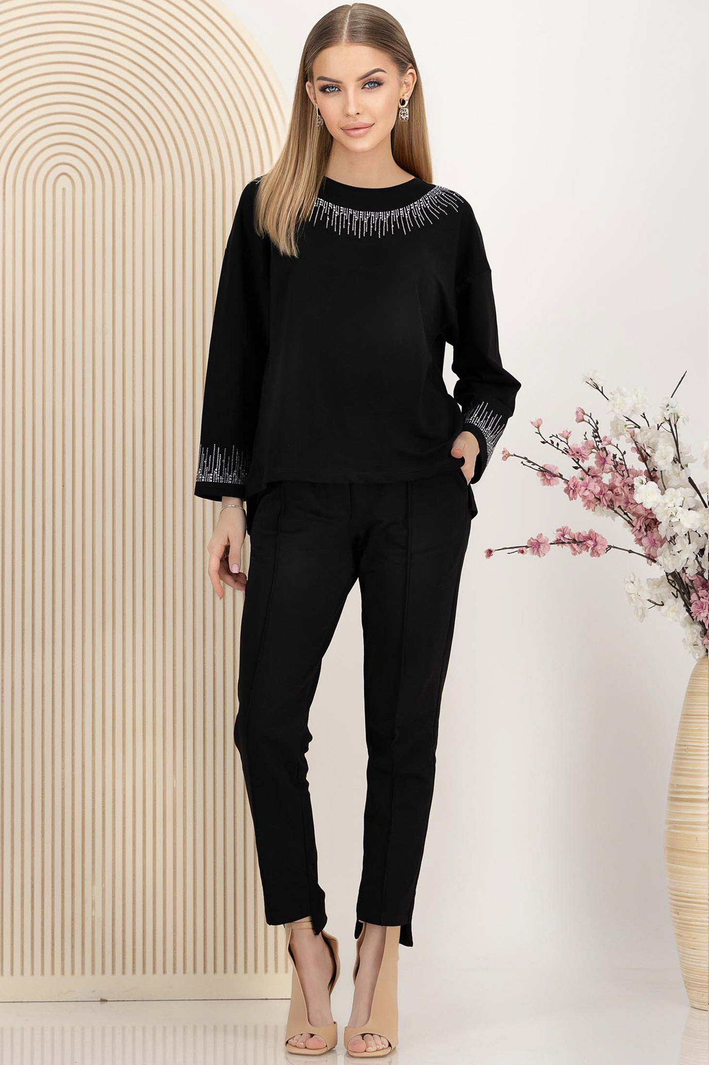 Trening din bumbac negru cu croi larg si elastic in talie cu aplicatii stralucitoare 1 - StarShinerS.ro
