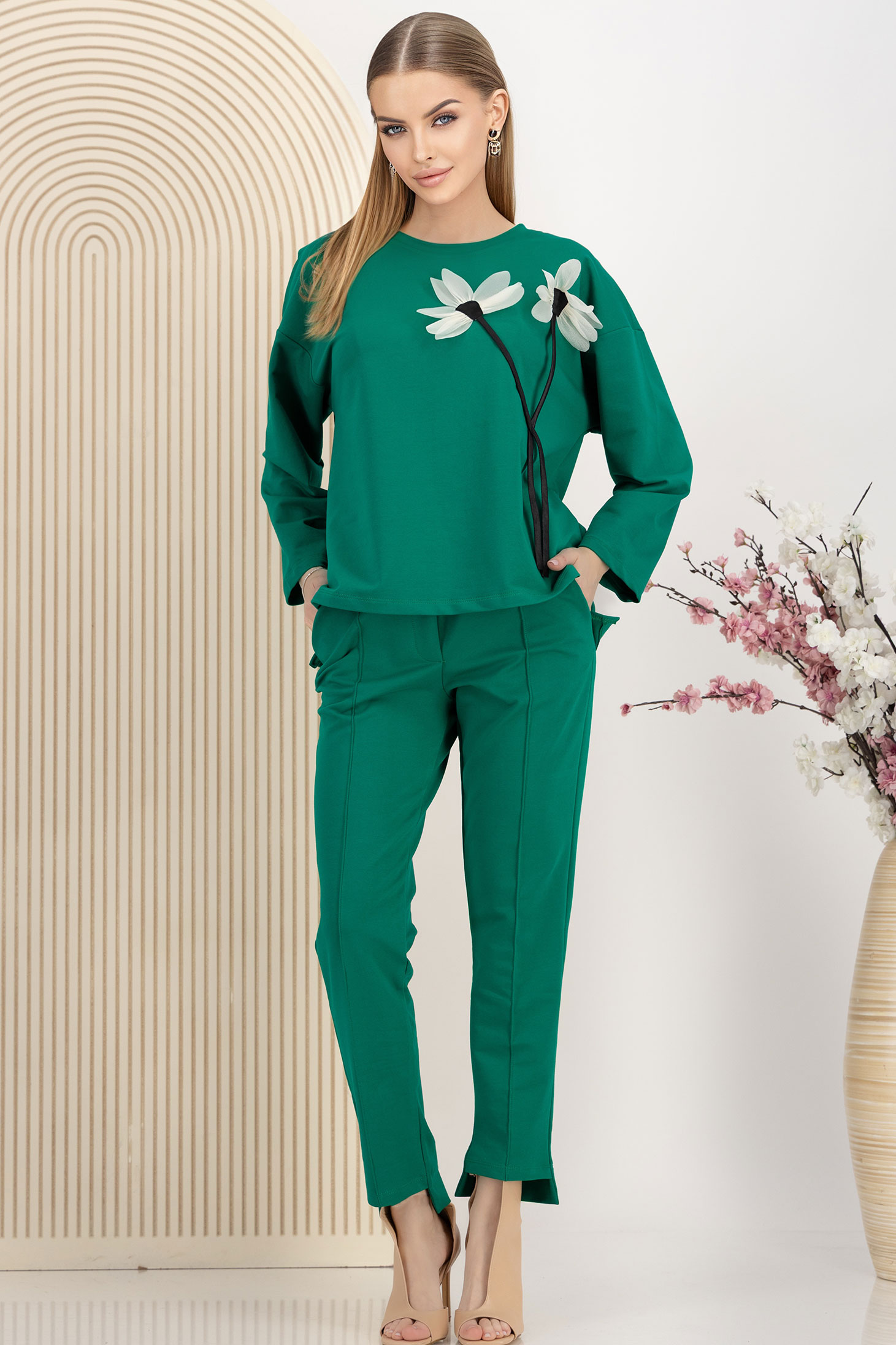 Trening din bumbac elastic verde cu elastic in talie si aplicatii florale frontale 1 - StarShinerS.ro