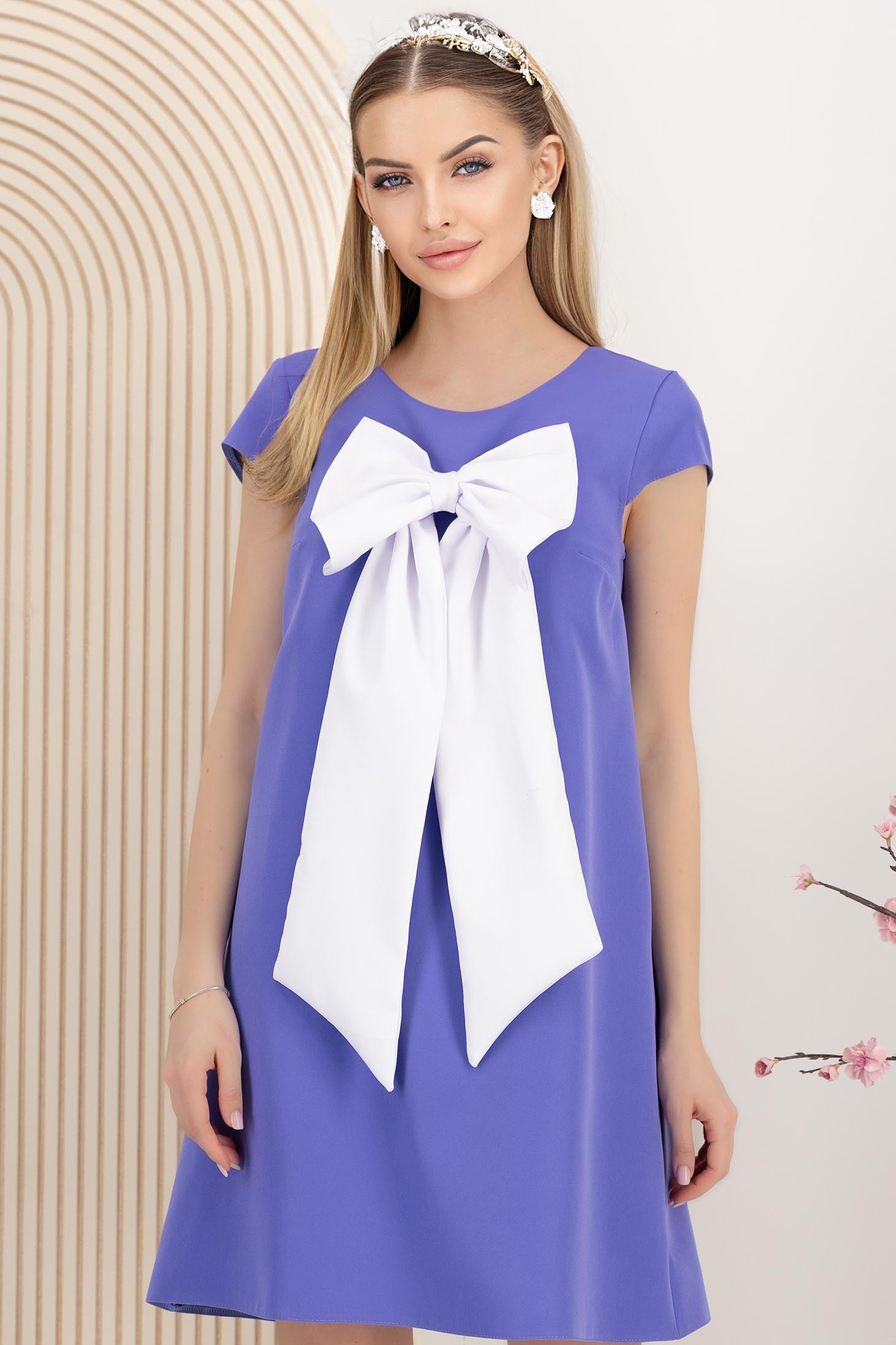 Rochie din stofa elastica mov scurta cu croi larg accesorizata cu brosa fundita 3D - StarShinerS 1 - StarShinerS.ro