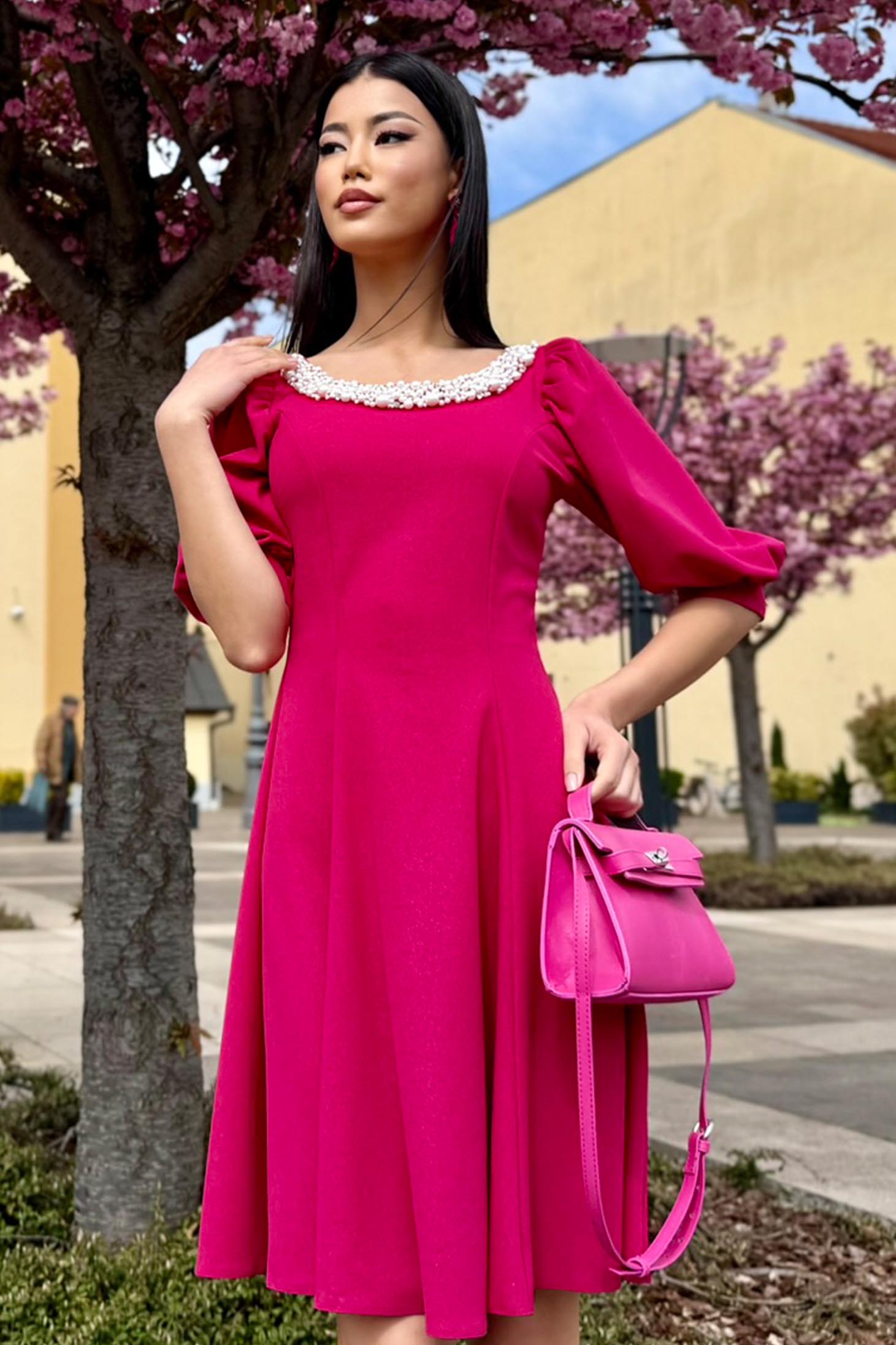 Rochie din crep cu sclipici fuchsia pana la genunchi in clos cu aplicatii cu perle - StarShinerS 1 - StarShinerS.ro