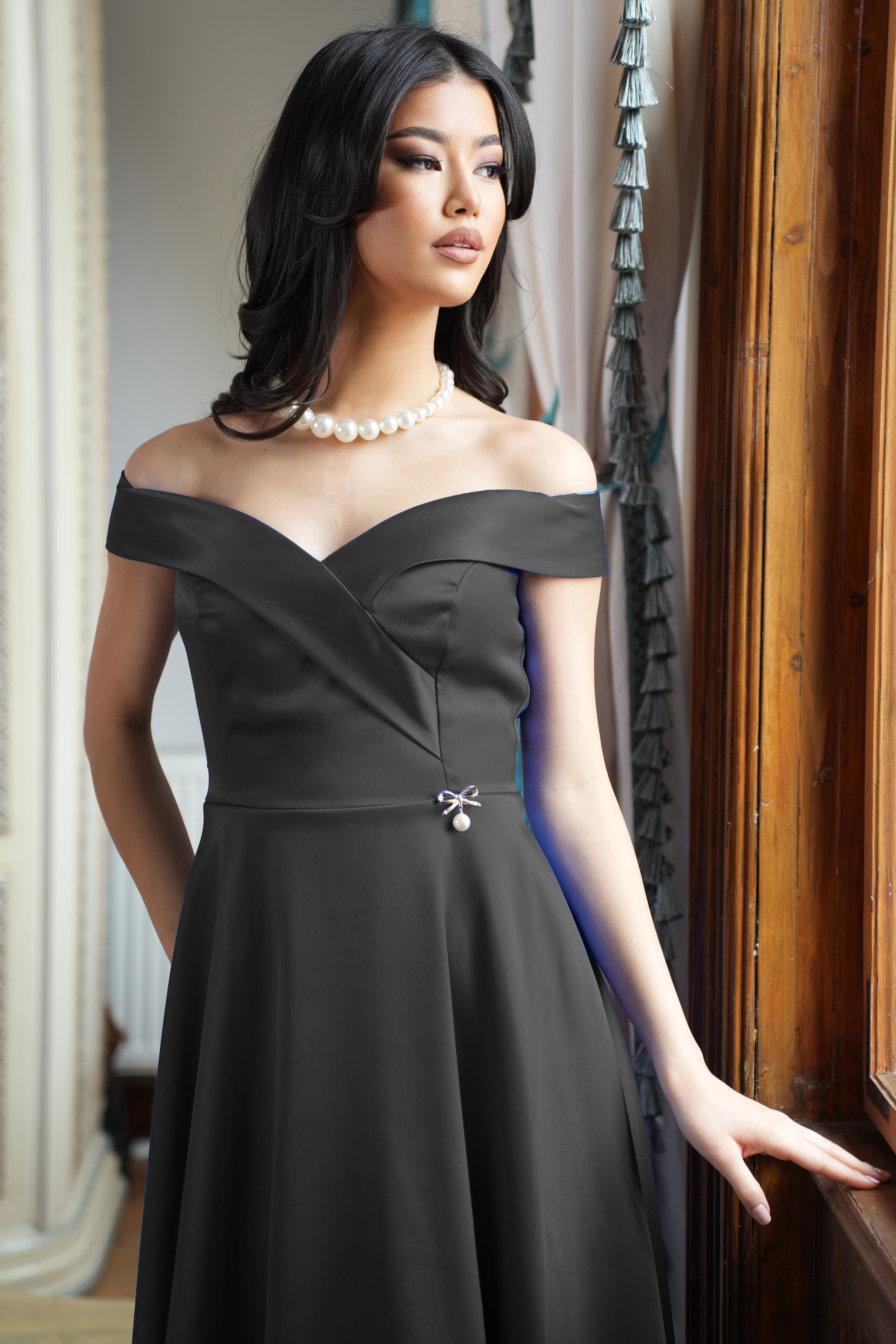 Rochie din tafta elastica satinata neagra midi in clos cu umeri goi accesorizata cu brosa - StarShinerS 1 - StarShinerS.ro