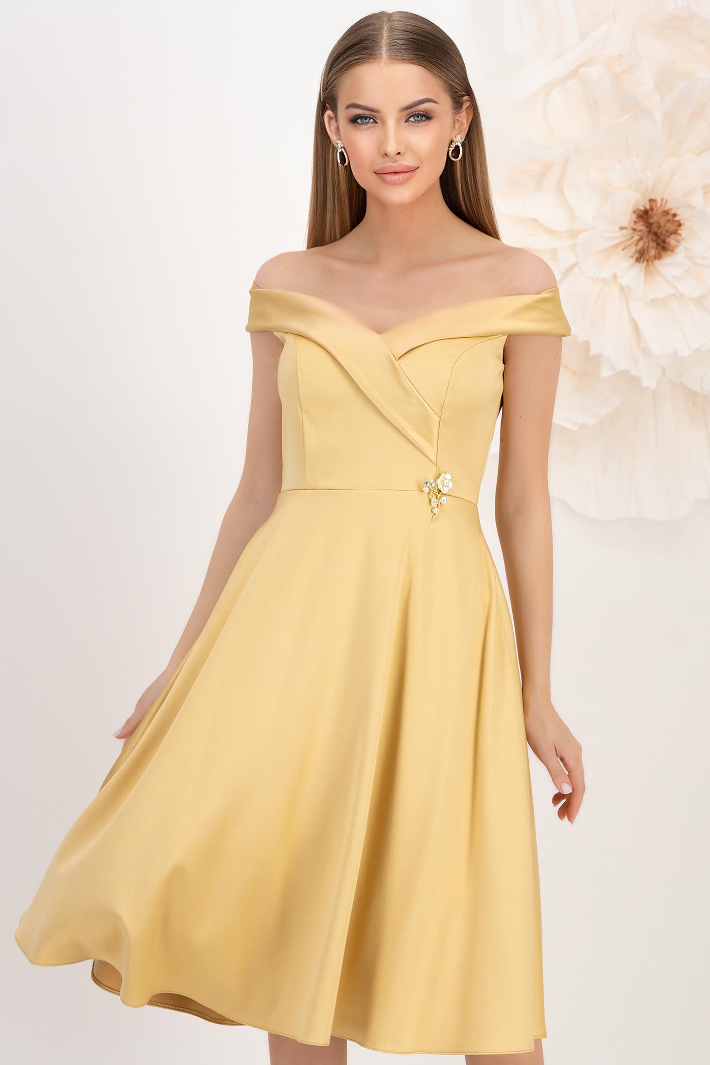 Rochie din tafta elastica satinata aurie midi in clos cu umeri goi accesorizata cu brosa - StarShinerS 1 - StarShinerS.ro