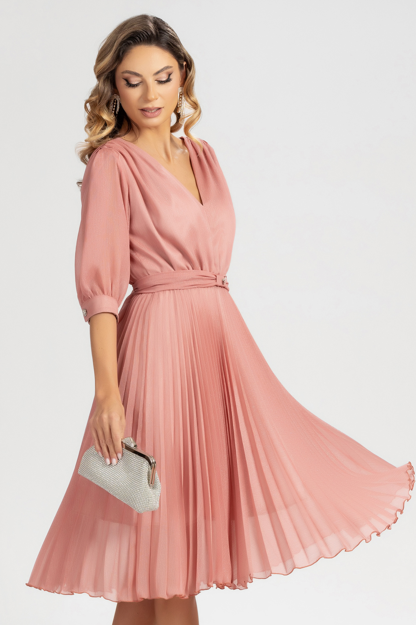 Rochie plisata din voal cu fir lurex roz pudra in clos cu elastic in talie si maneci bufante 1 - StarShinerS.ro