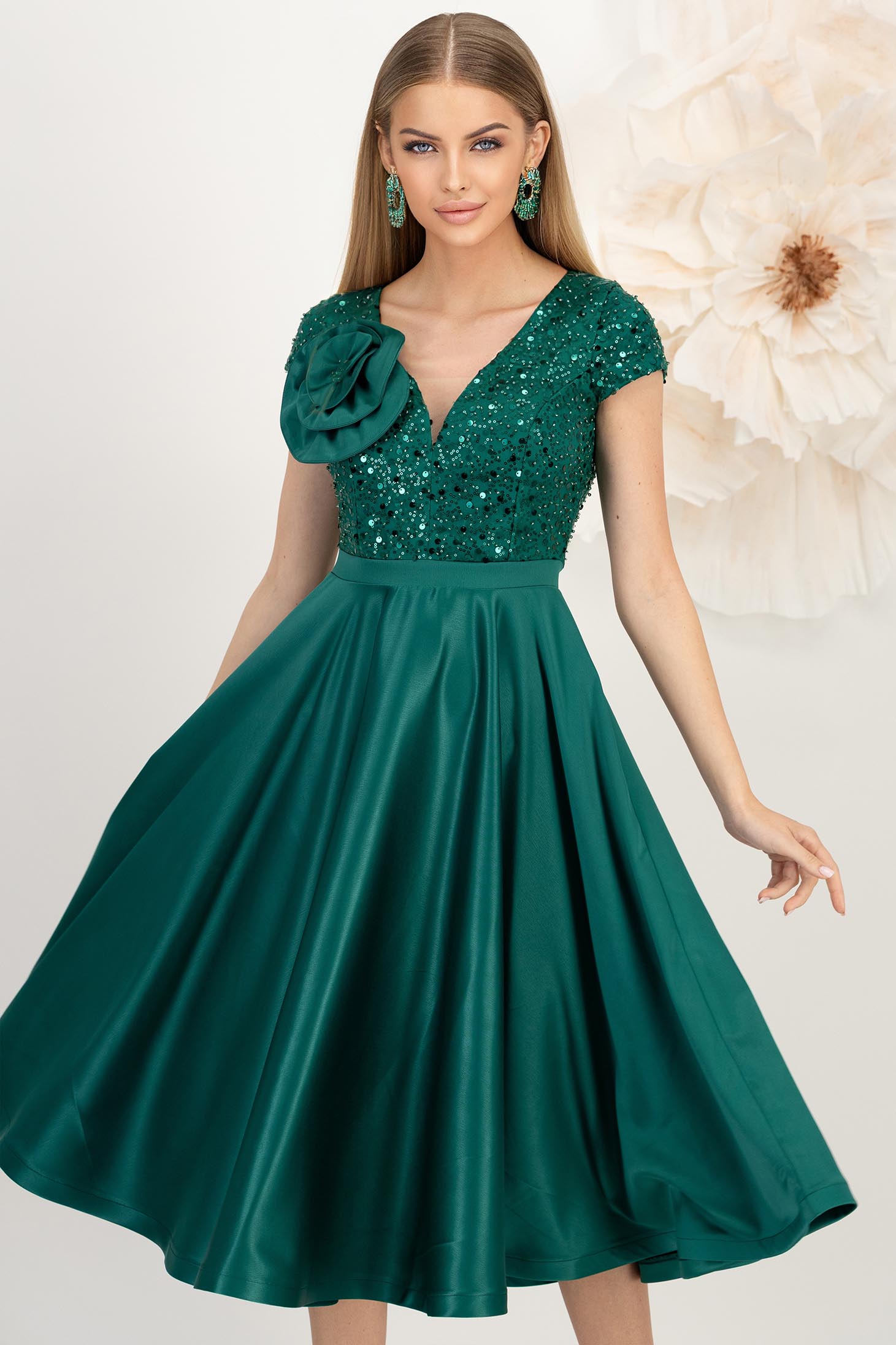 Rochie din tafta elastica satinata si paiete verde midi in clos accesorizata cu brosa maxi - StarShinerS 1 - StarShinerS.ro