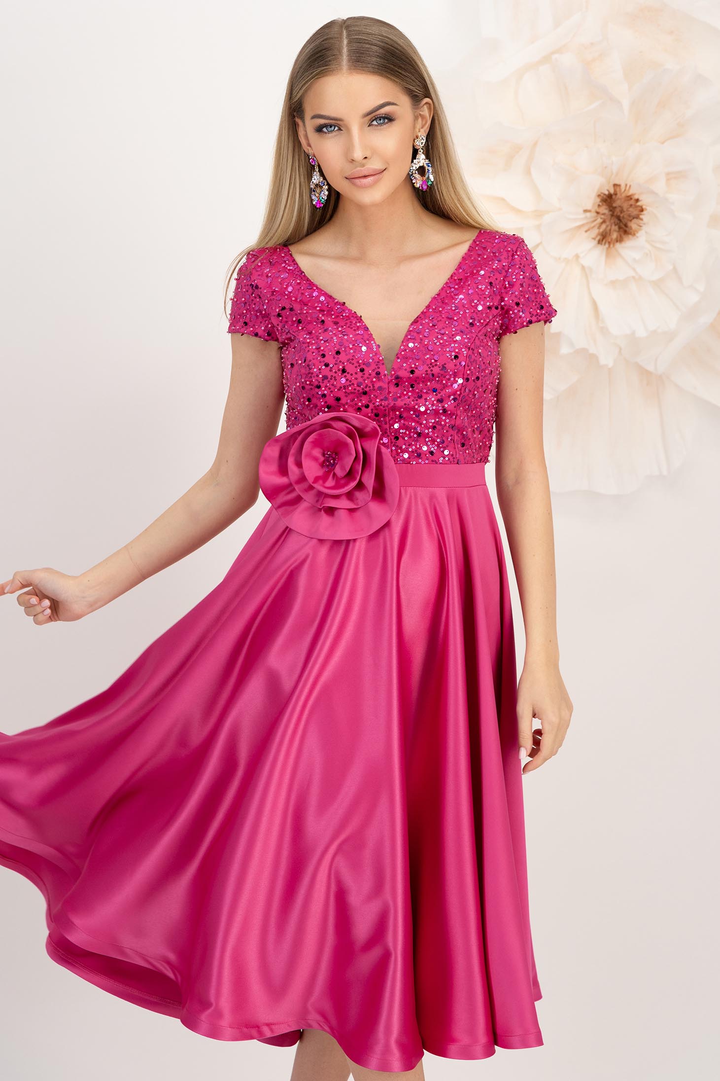 Rochie din tafta elastica satinata si paiete fuchsia midi in clos accesorizata cu brosa maxi - StarShinerS 1 - StarShinerS.ro