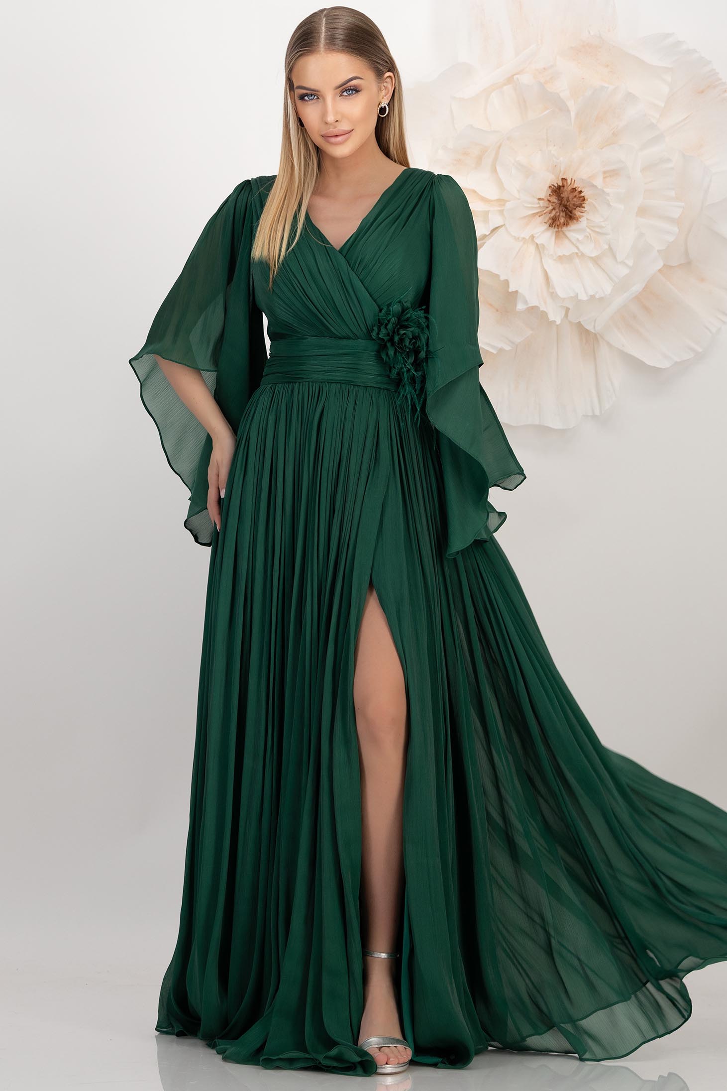 Rochie lunga din voal satinat verde in clos cu maneci tip fluture si brosa florala maxi 1 - StarShinerS.ro