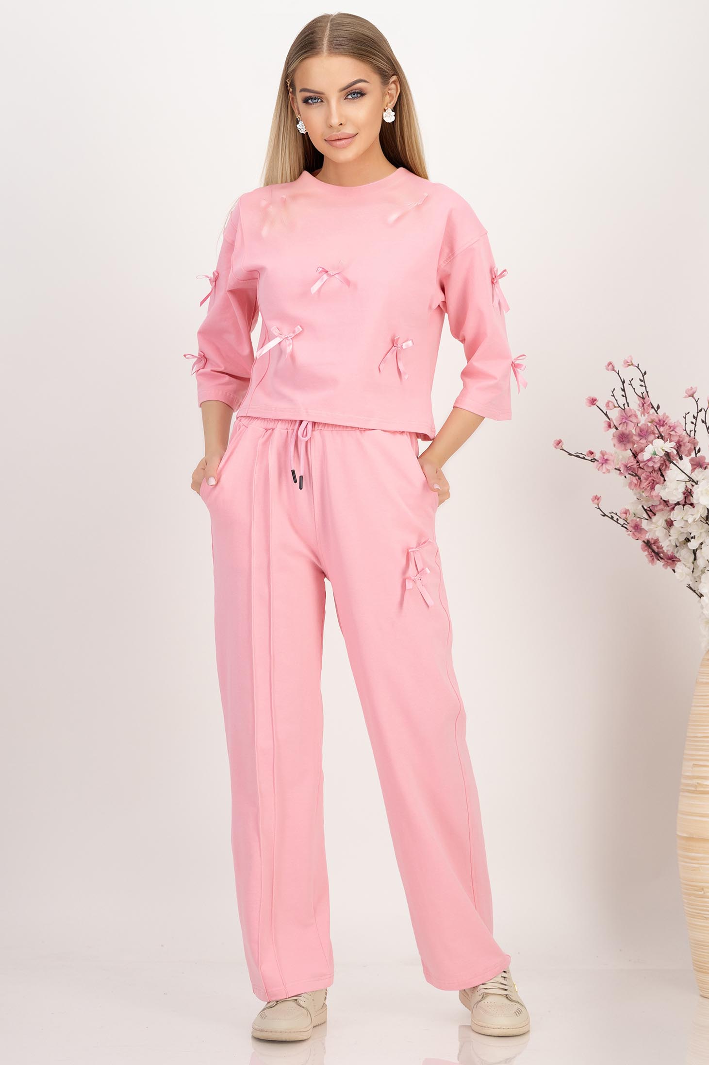 Trening din bumbac elastic roz-deschis cu elastic in talie accesorizat cu fundite decorative 1 - StarShinerS.ro