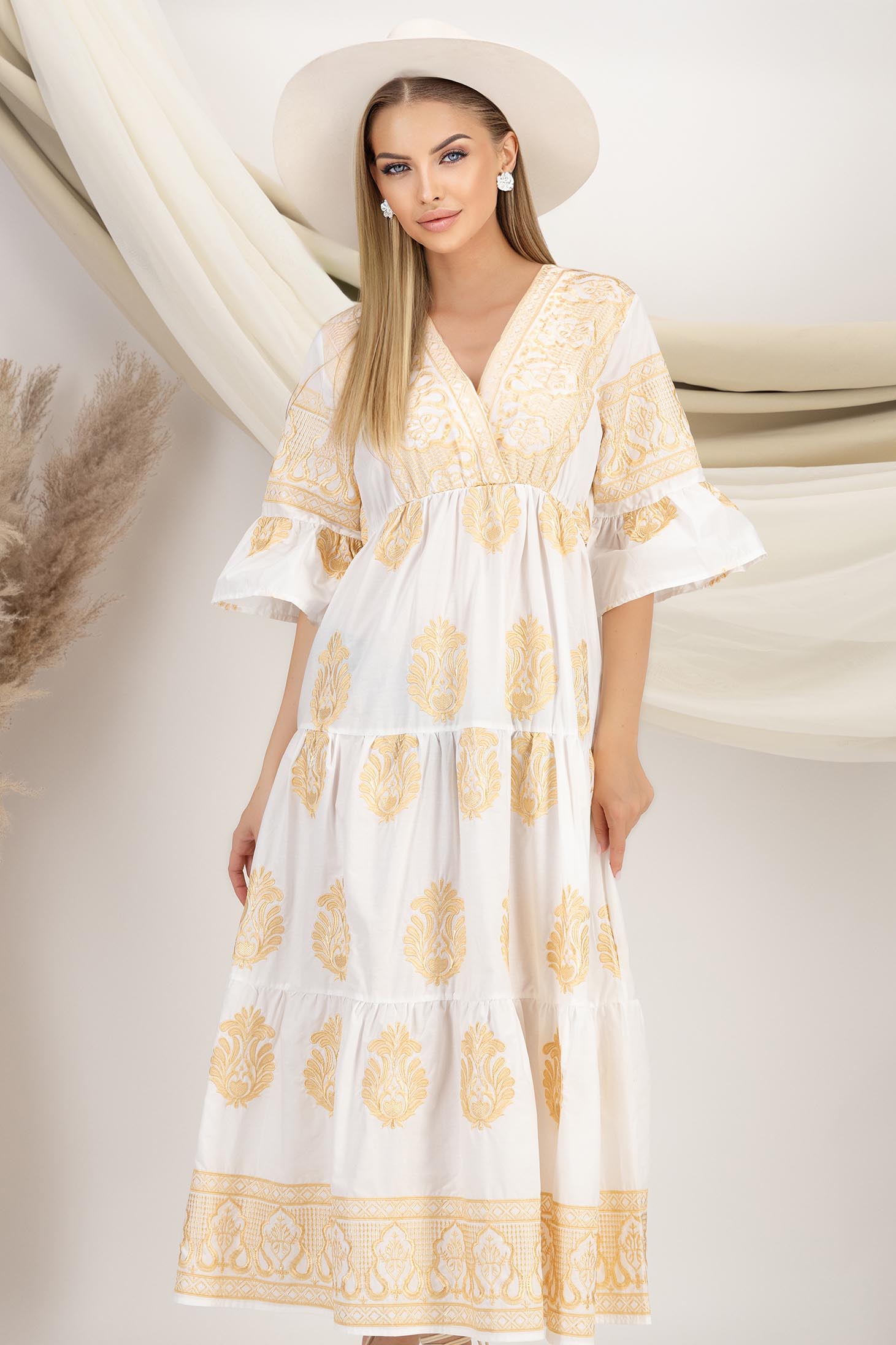 Rochie din poplin alba midi in clos cu elastic in talie si decolteu petrecut cu detalii brodate 1 - StarShinerS.ro