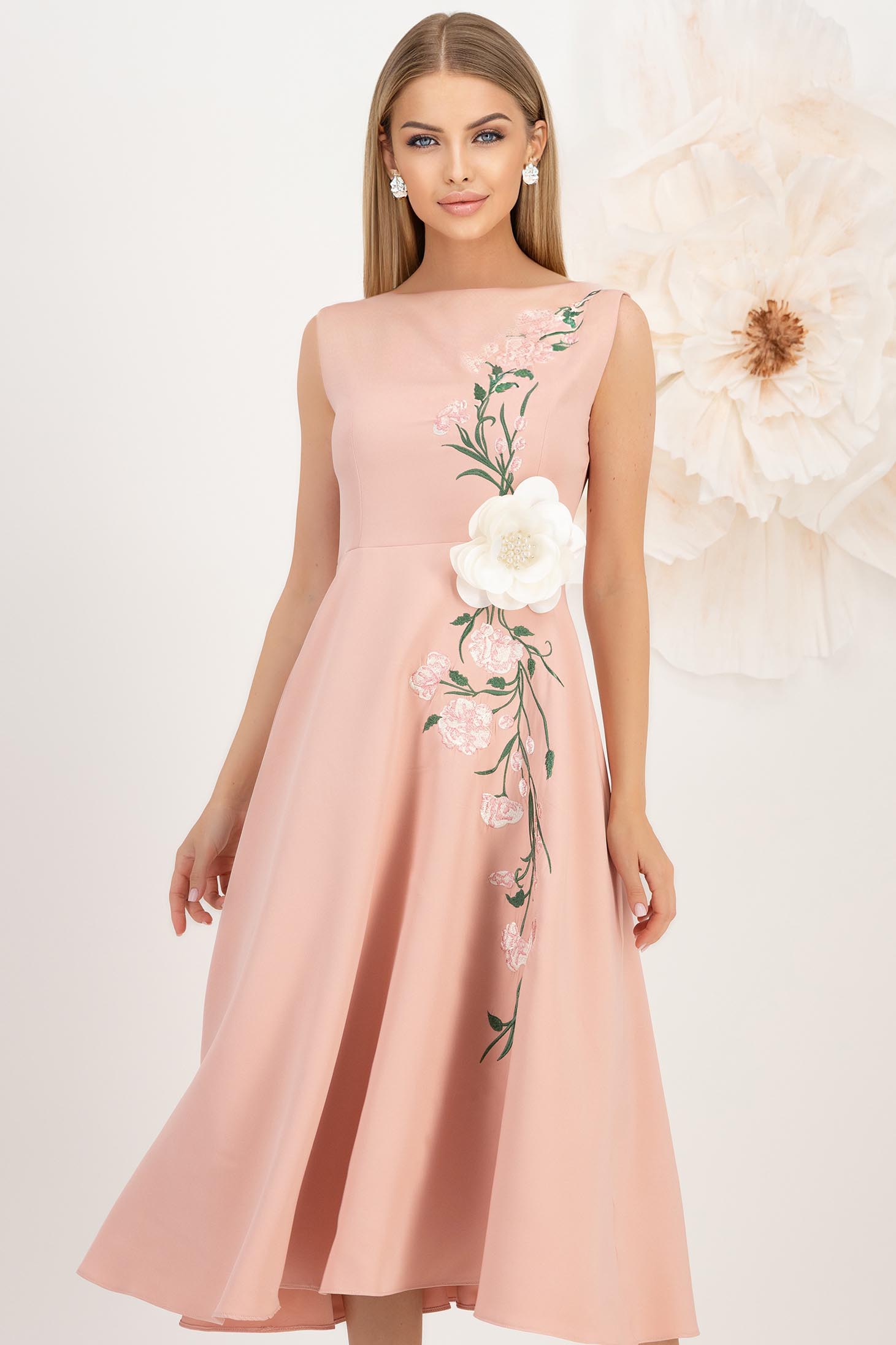Rochie din stofa elastica roz pudra midi in clos cu detalii brodate si brosa maxi florala - StarShinerS 1 - StarShinerS.ro