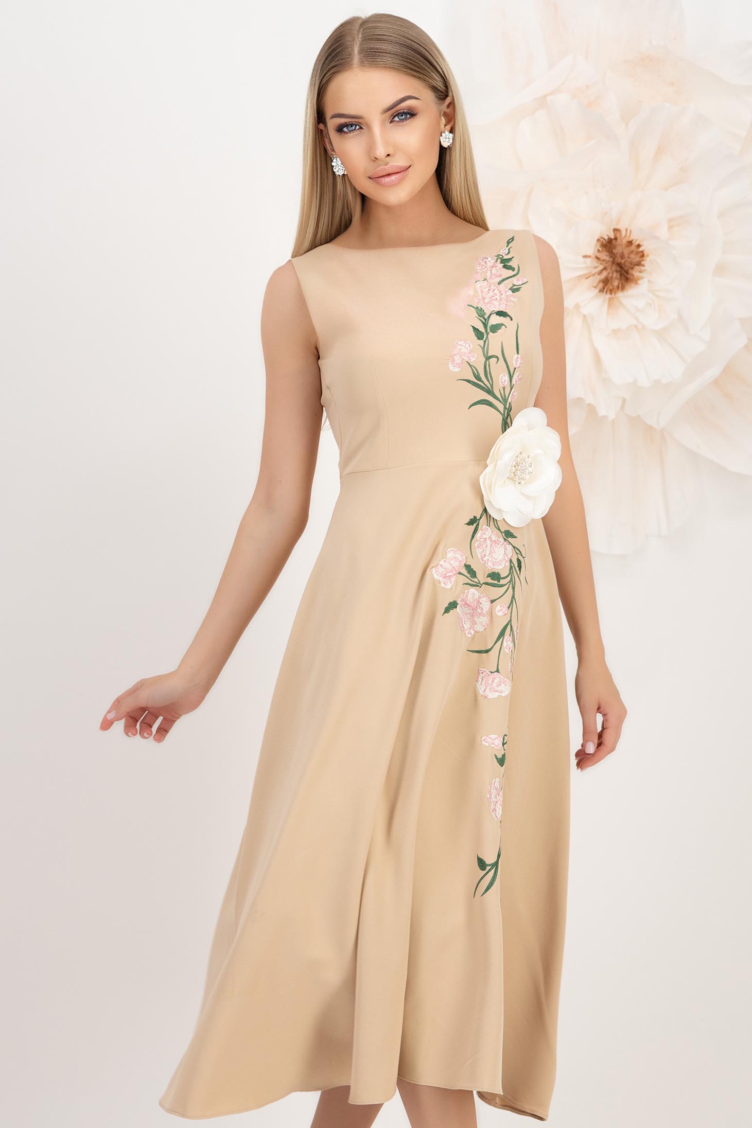 Rochie din stofa elastica bej midi in clos cu detalii brodate si brosa maxi florala - StarShinerS 1 - StarShinerS.ro