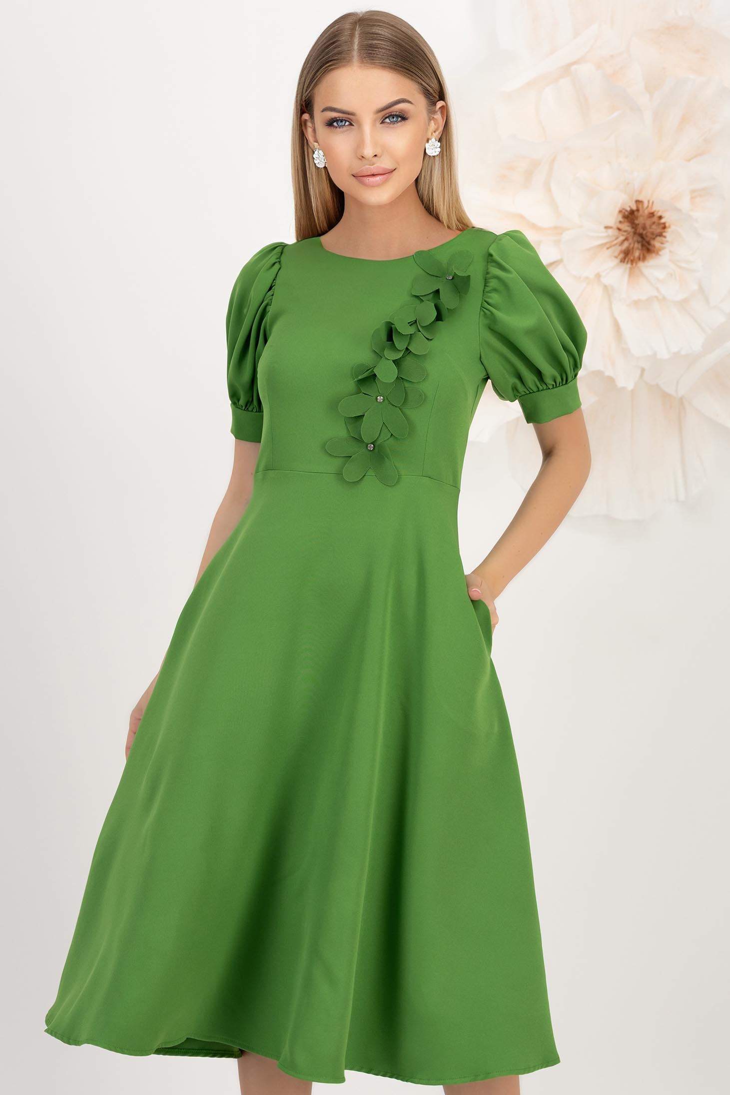 Rochie din stofa elastica verde midi in clos cu buzunare laterale si aplicatii florale - StarShinerS 1 - StarShinerS.ro