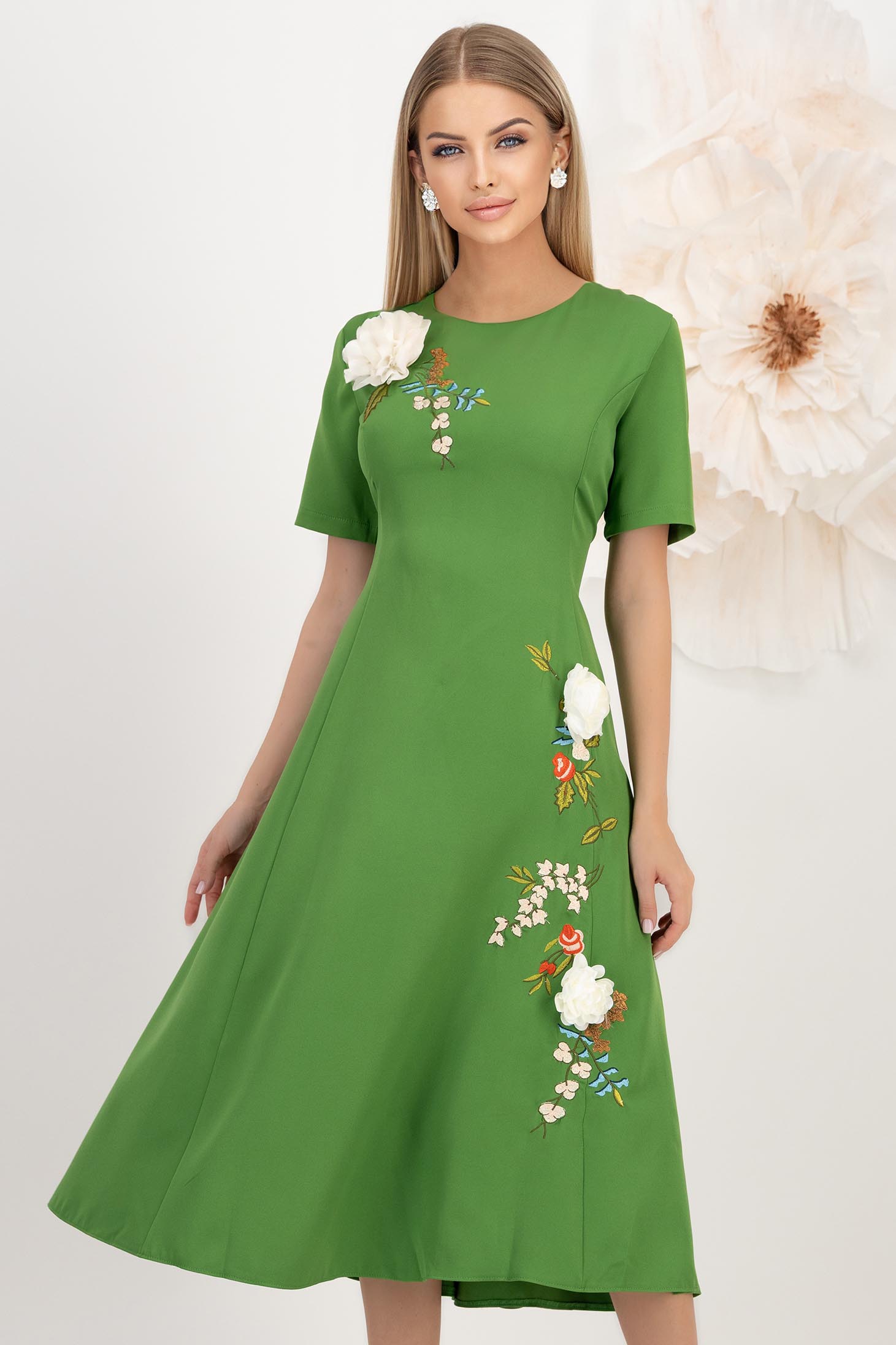 Rochie verde midi in clos cu detalii brodate si flori 3D - StarShinerS 1 - StarShinerS.ro