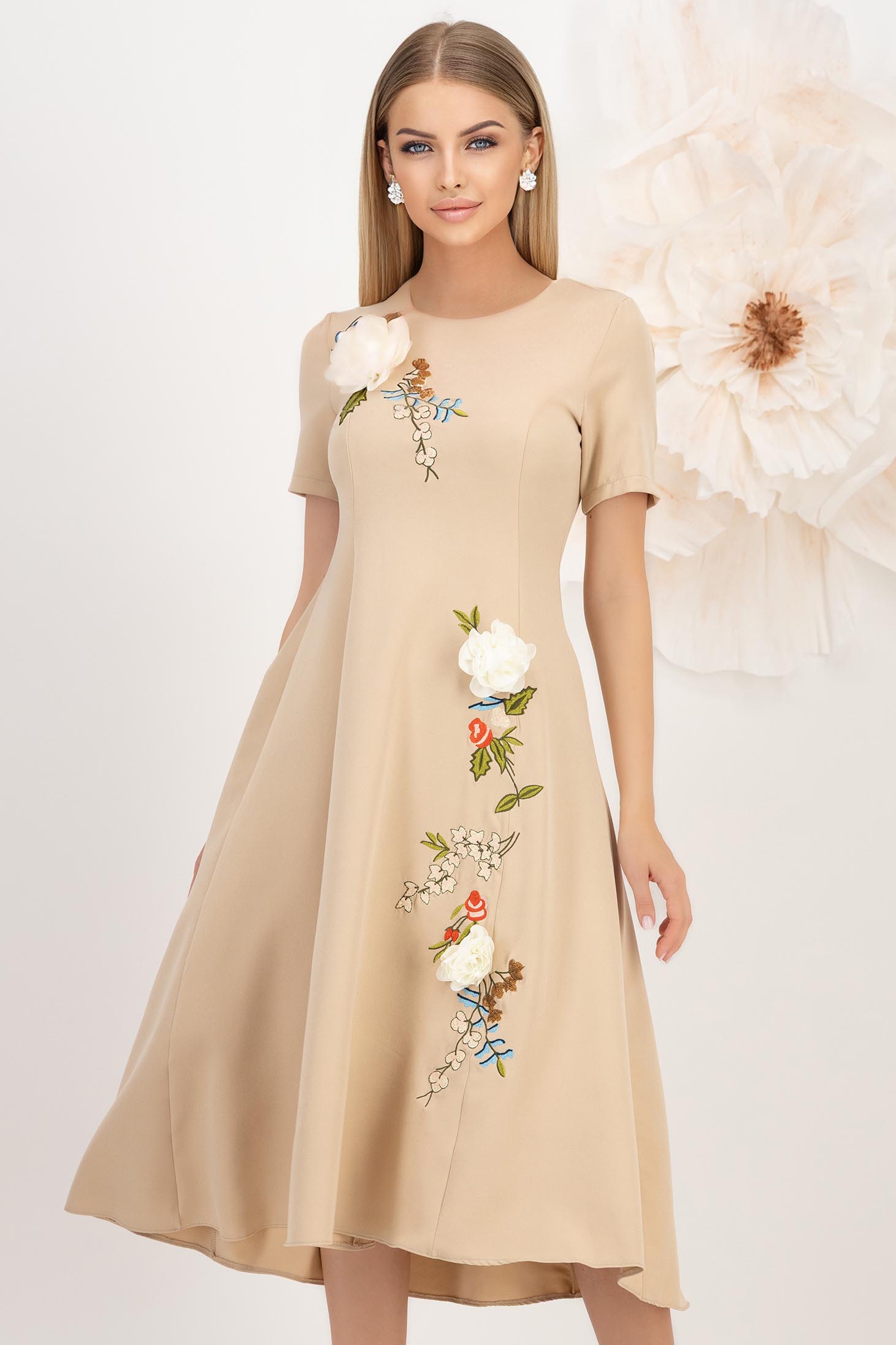 Rochie din stofa elastica bej midi in clos cu detalii brodate si aplicatii florale - StarShinerS 1 - StarShinerS.ro