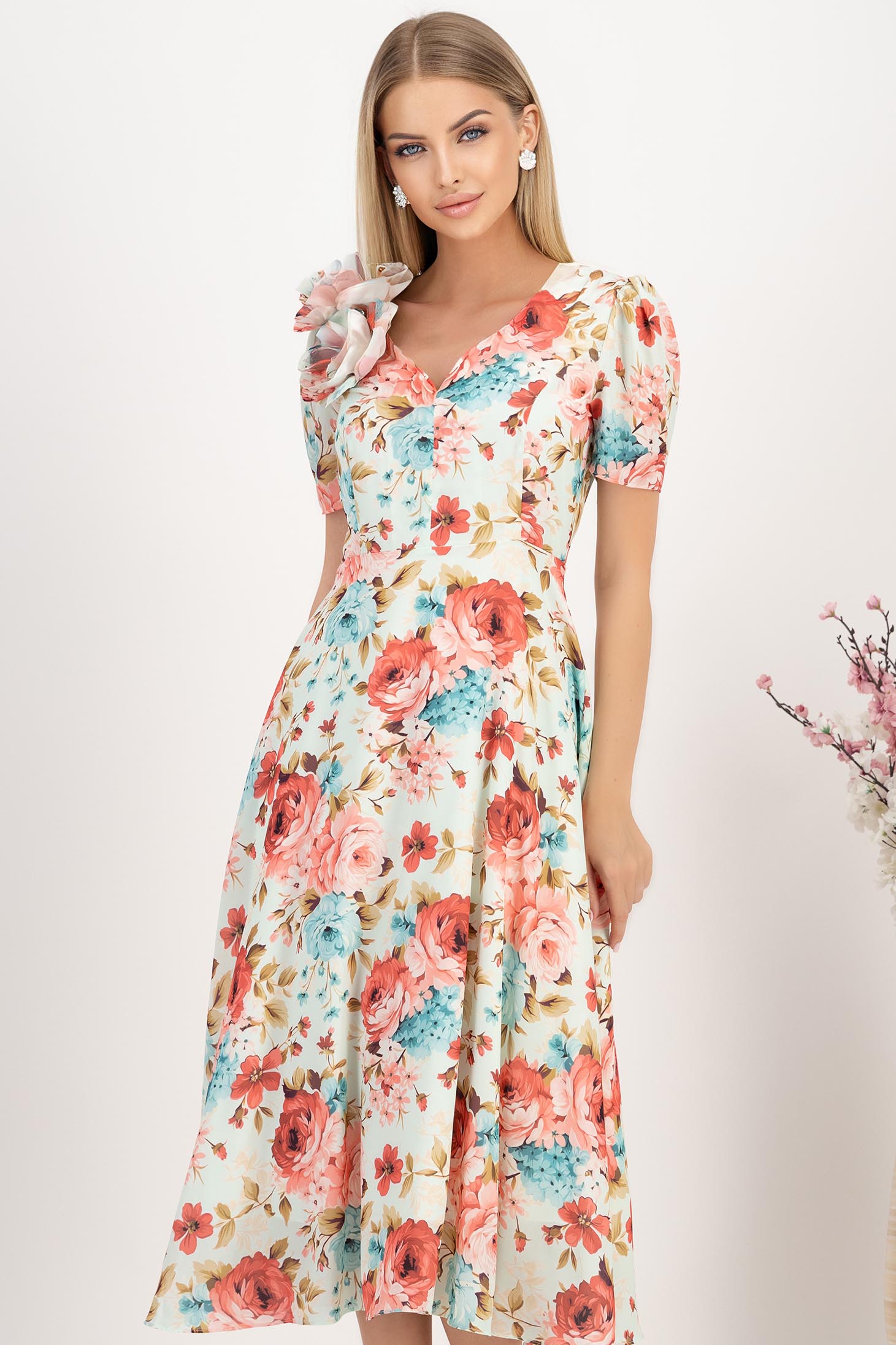 Rochie din voal bej midi in clos accesorizata cu 2 brose florale maxi - StarShinerS 1 - StarShinerS.ro