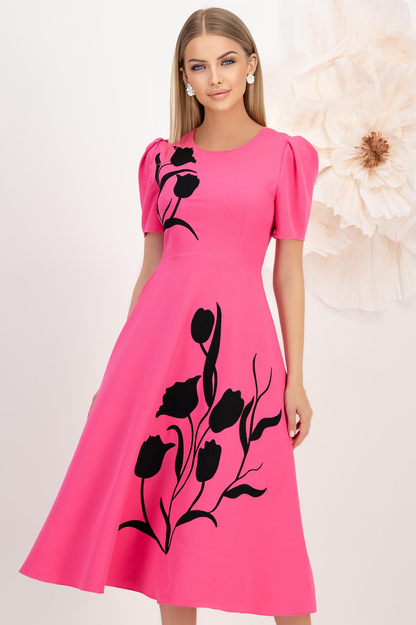 Rochie din stofa elastica fuchsia midi in clos cu detalii florale brodate - StarShinerS 1 - StarShinerS.ro