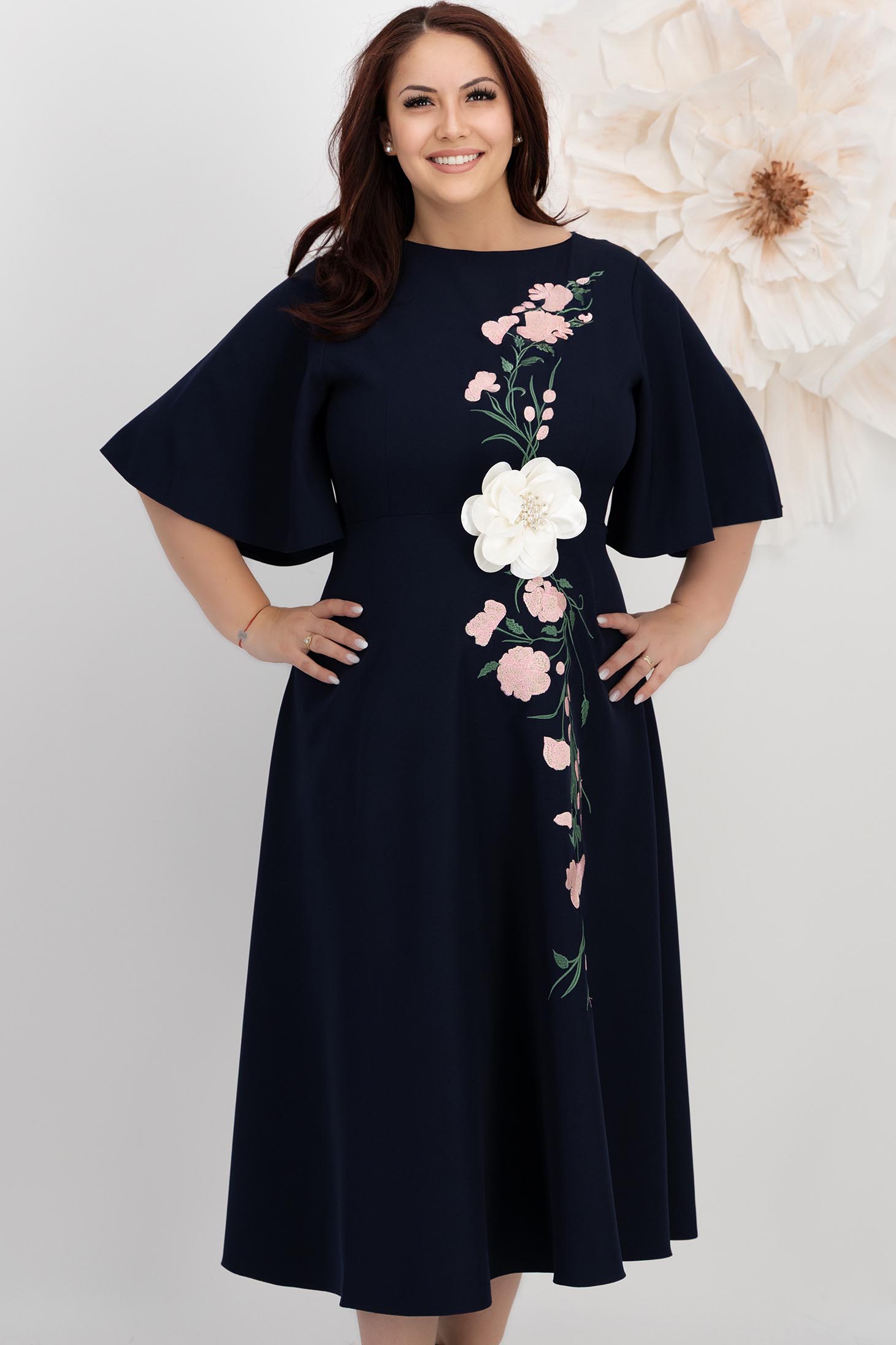 Rochie din stofa elastica bleumarin midi in clos cu detalii brodate accesorizata cu brosa florala 3D - StarShinerS 1 - StarShinerS.ro