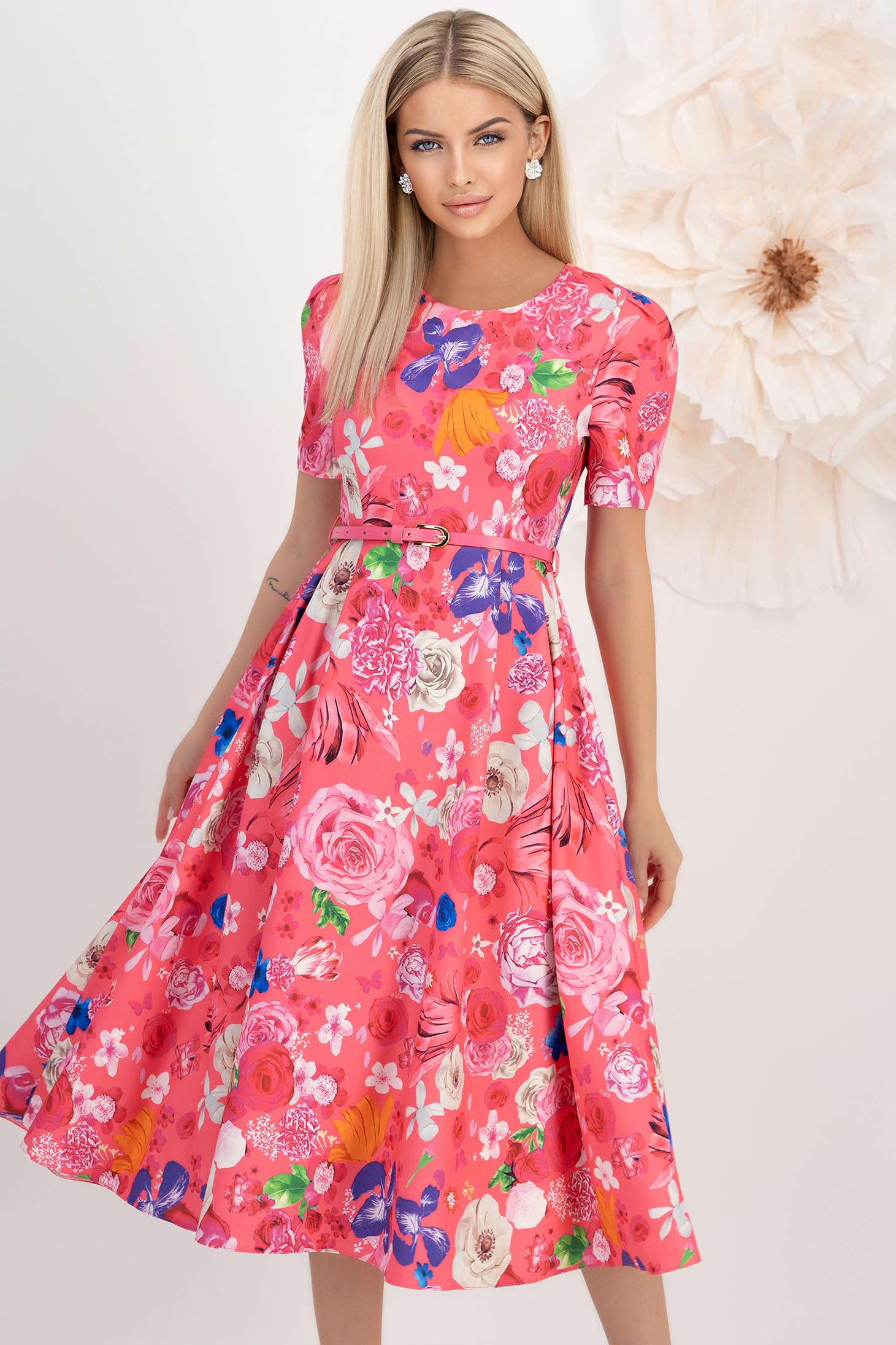 Rochie din stofa elastica roz midi in clos cu accesoriu tip curea imprimata floral - StarShinerS 1 - StarShinerS.ro