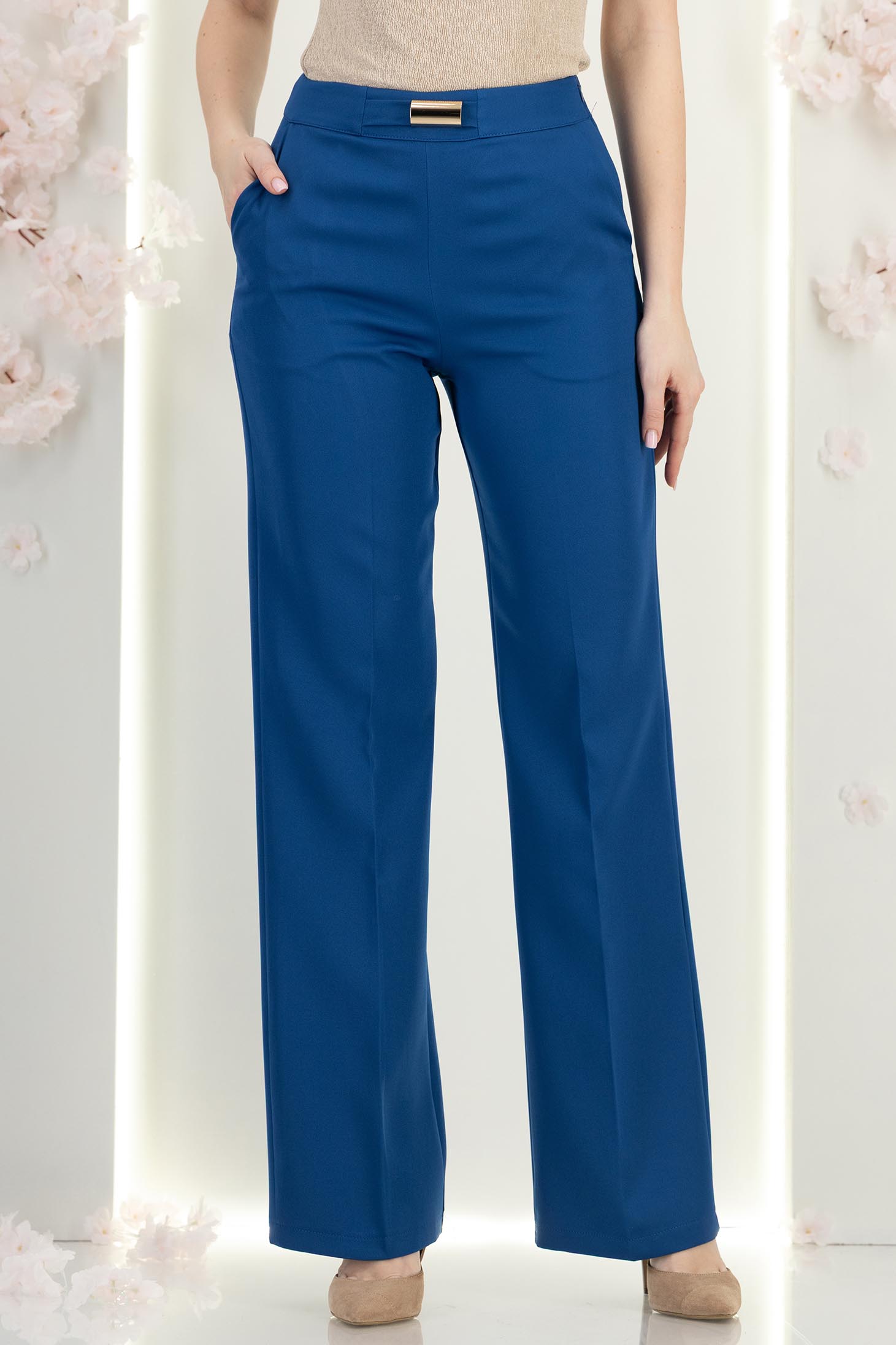 Pantaloni lungi albastri evazati cu buzunare laterale si accesoriu in talie - StarShinerS 1 - StarShinerS.ro