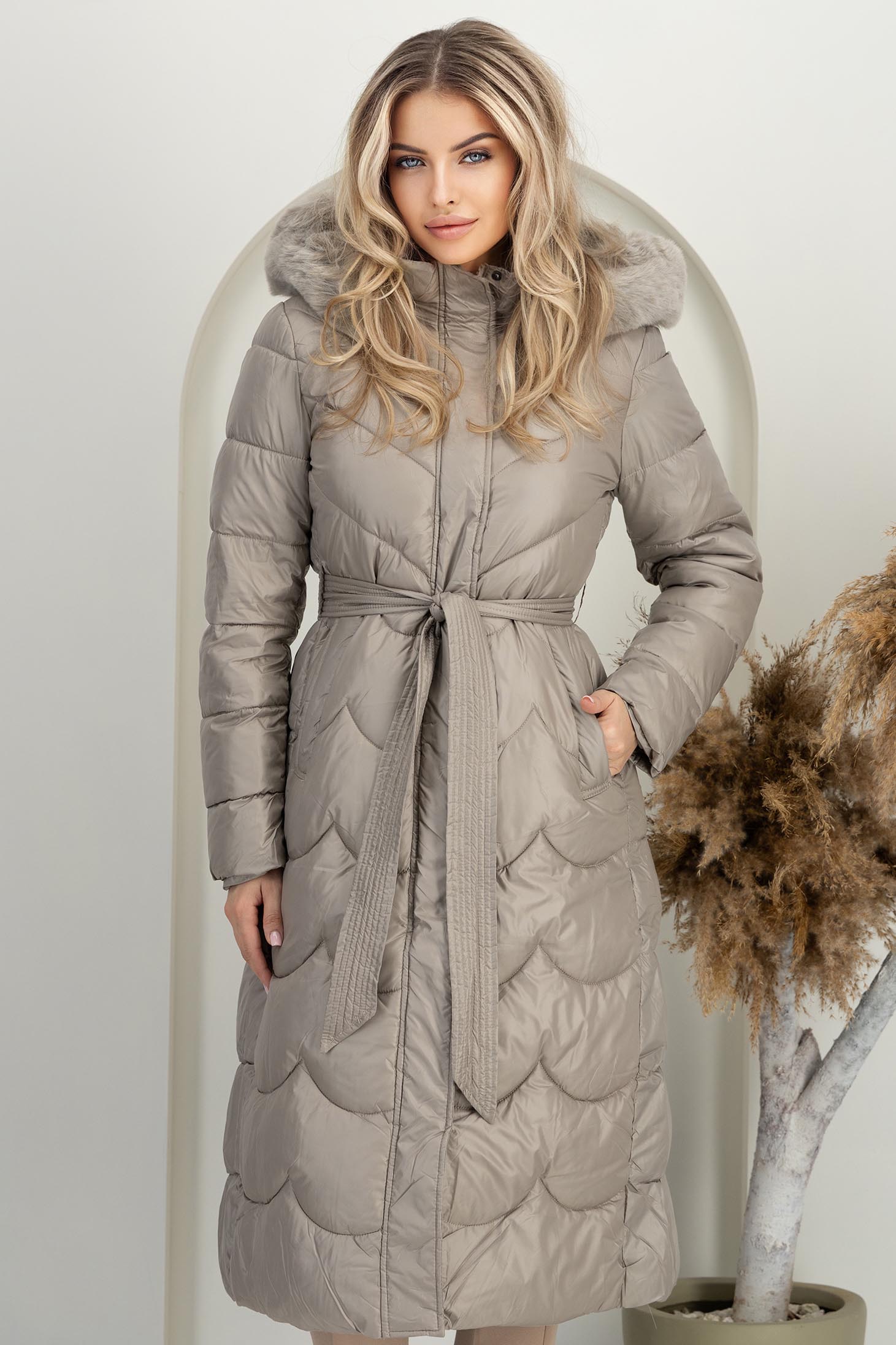 Bézs hosszú, testhezálló, vastag steppelt dzseki, kapucnival és levehető műszőrme betéttel 1 - StarShinerS.hu