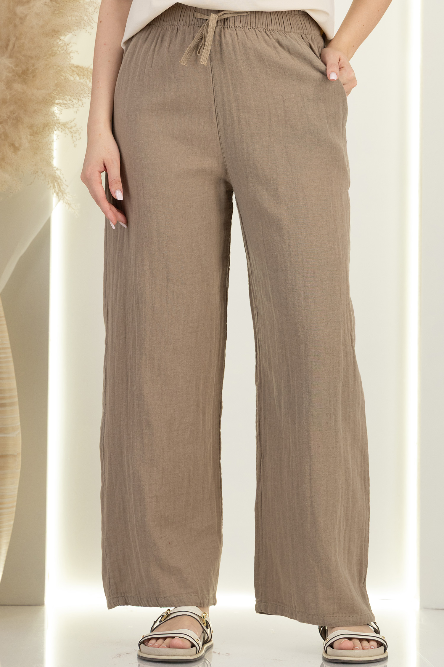 Pantaloni din bumbac bej cu un croi drept si buzunare laterale 1 - StarShinerS.ro