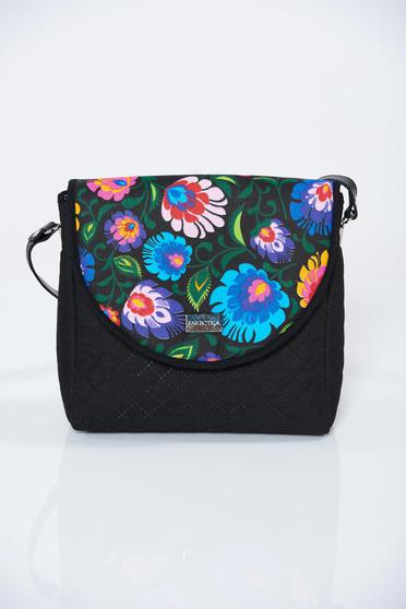 Black bag with a compartment with internal pockets