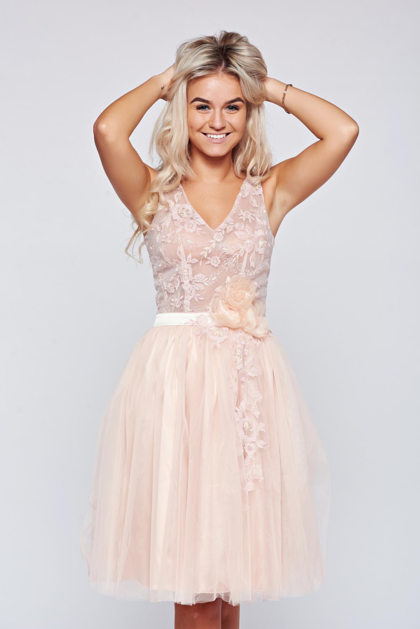 Rochie LaDonna piersica de ocazie brodata in clos din material dantelat