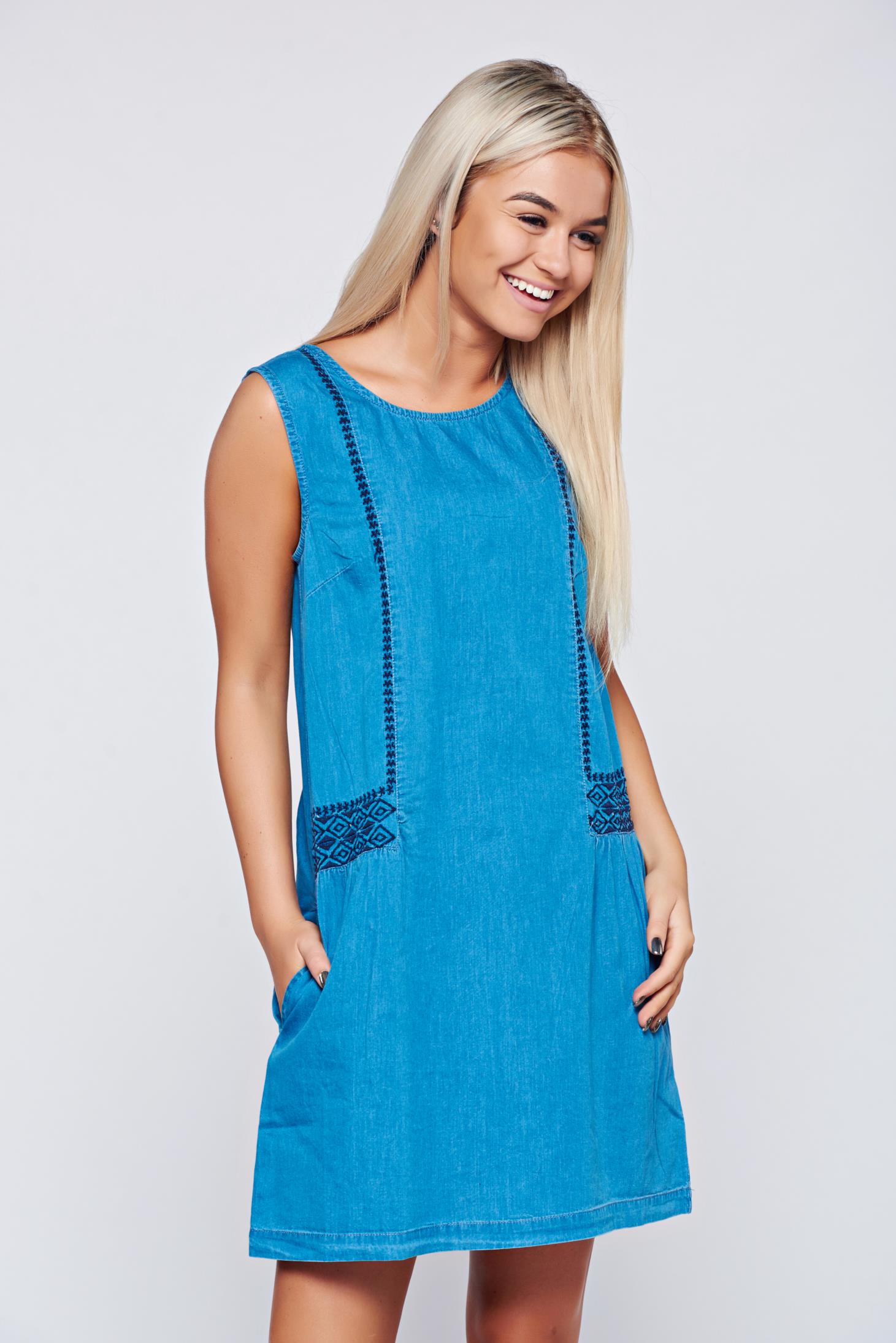 Rochie casual brodata Top Secret albastra-deschis fara maneci