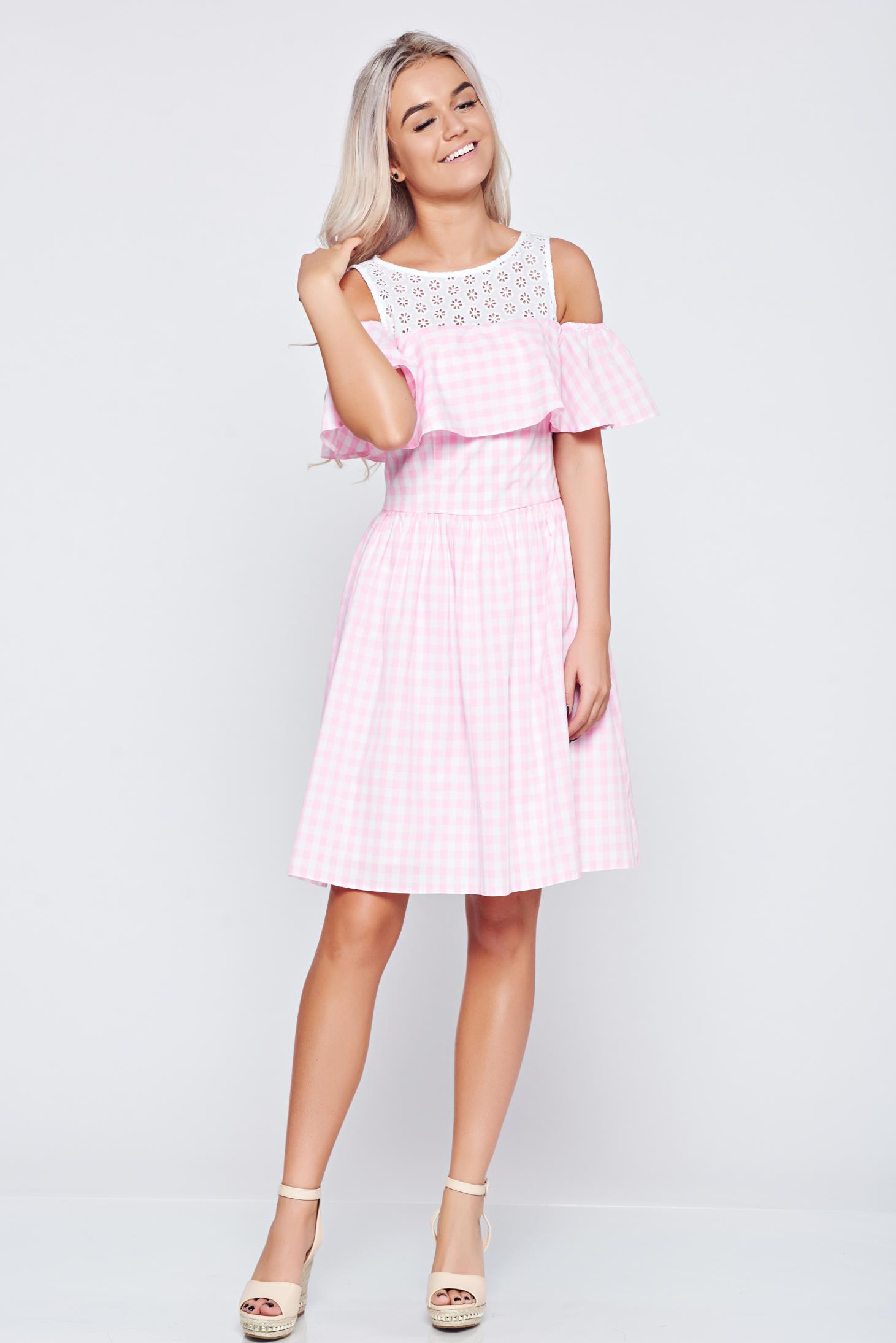 Rochie LaDonna roz deschis casual in clos cu aplicatii de dantela