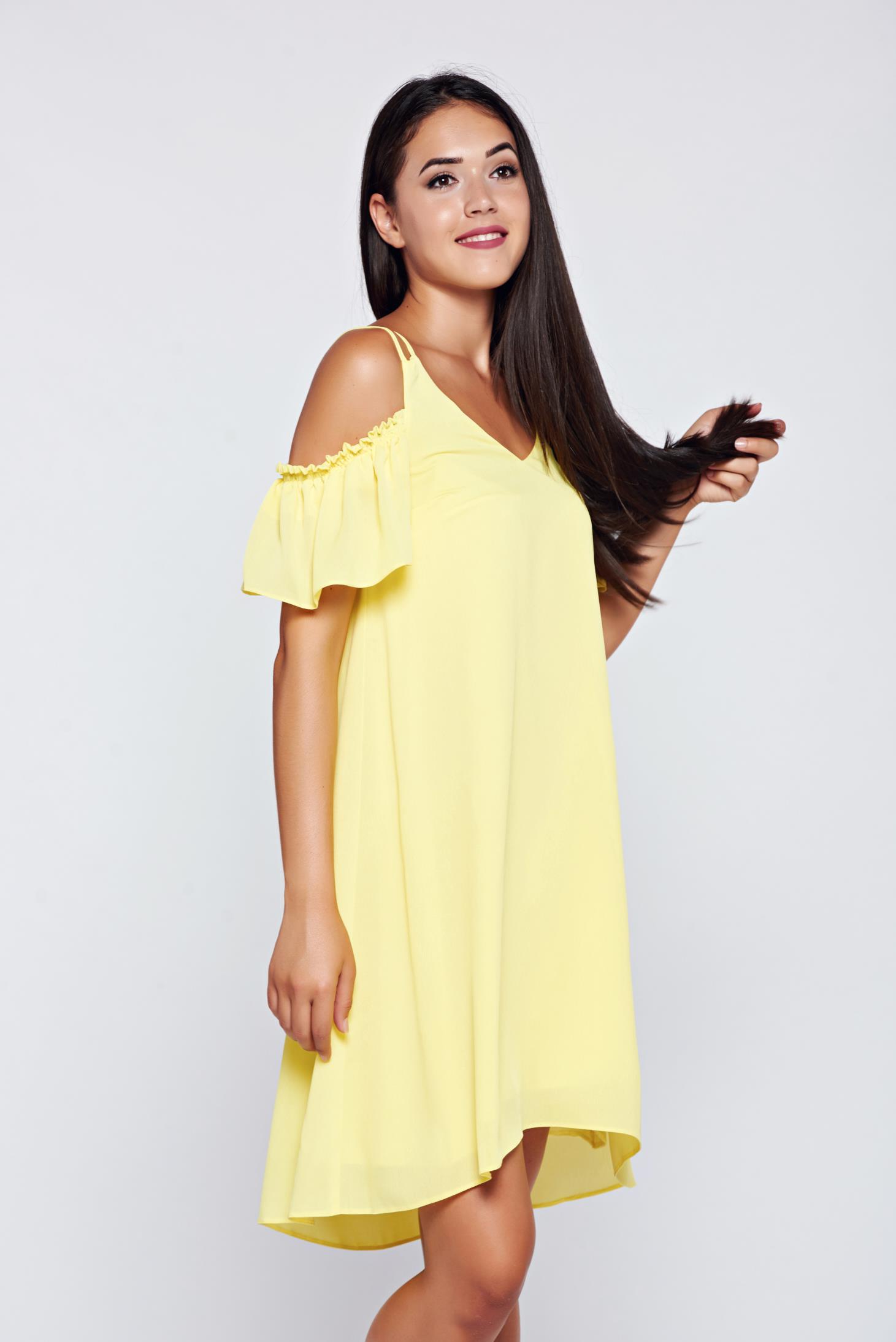 Rochie Top Secret Galbena Cu Croi Larg Cu Umeri Goi Cu Volanase