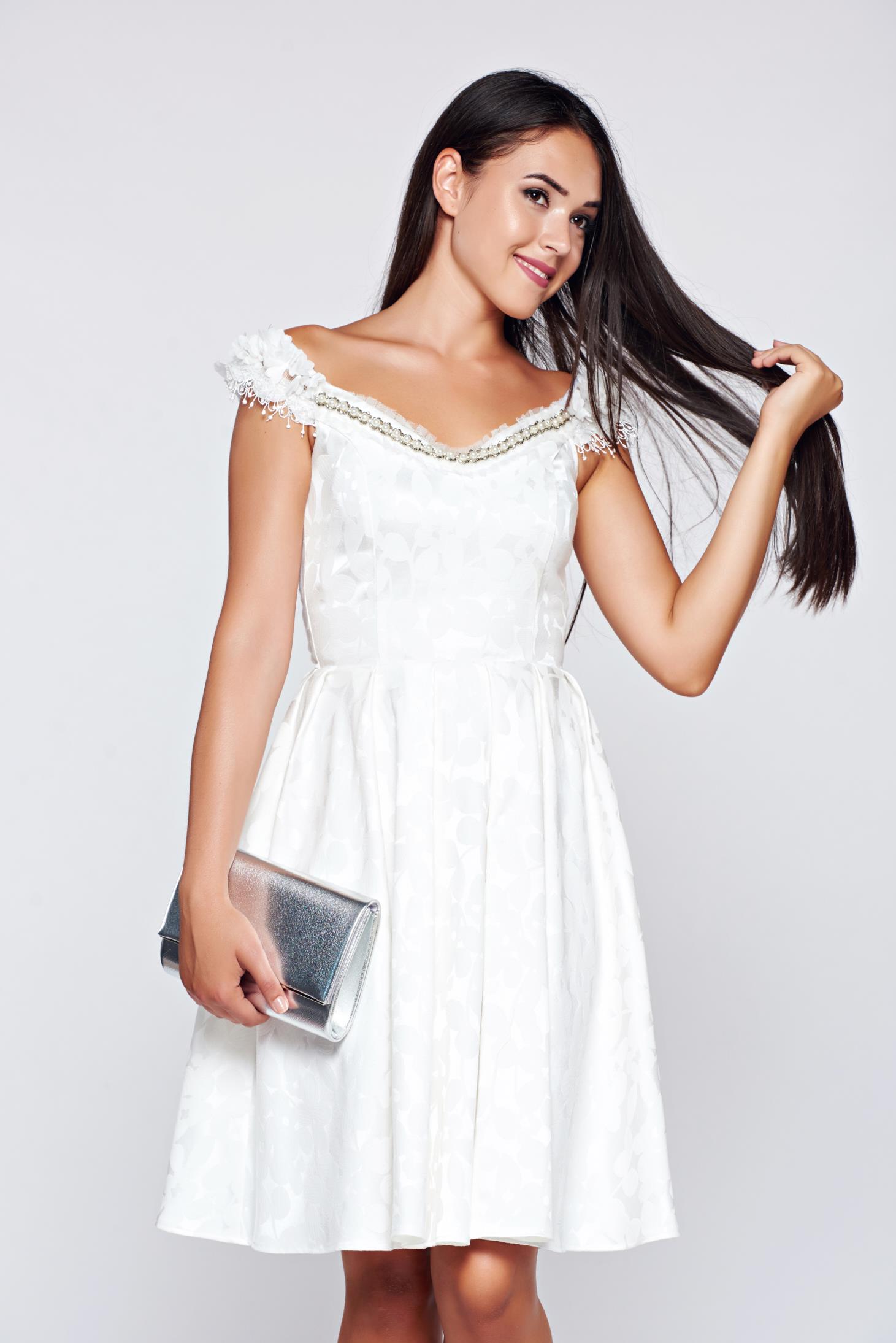 Rochie Starshiners Alba De Ocazie In Clos Cu Umeri Goi
