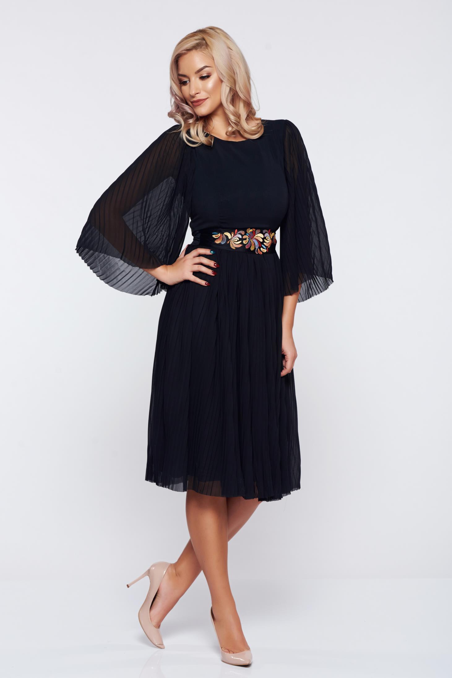 Rochie StarShinerS neagra de ocazie din voal plisata accesorizata cu cordon brodata