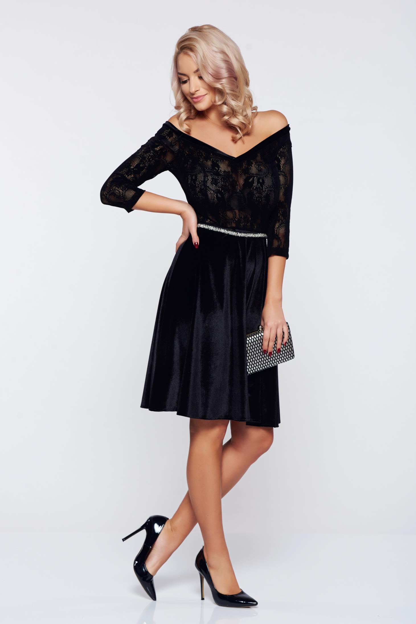 Rochie StarShinerS neagra de ocazie din dantela si catifea pe umeri