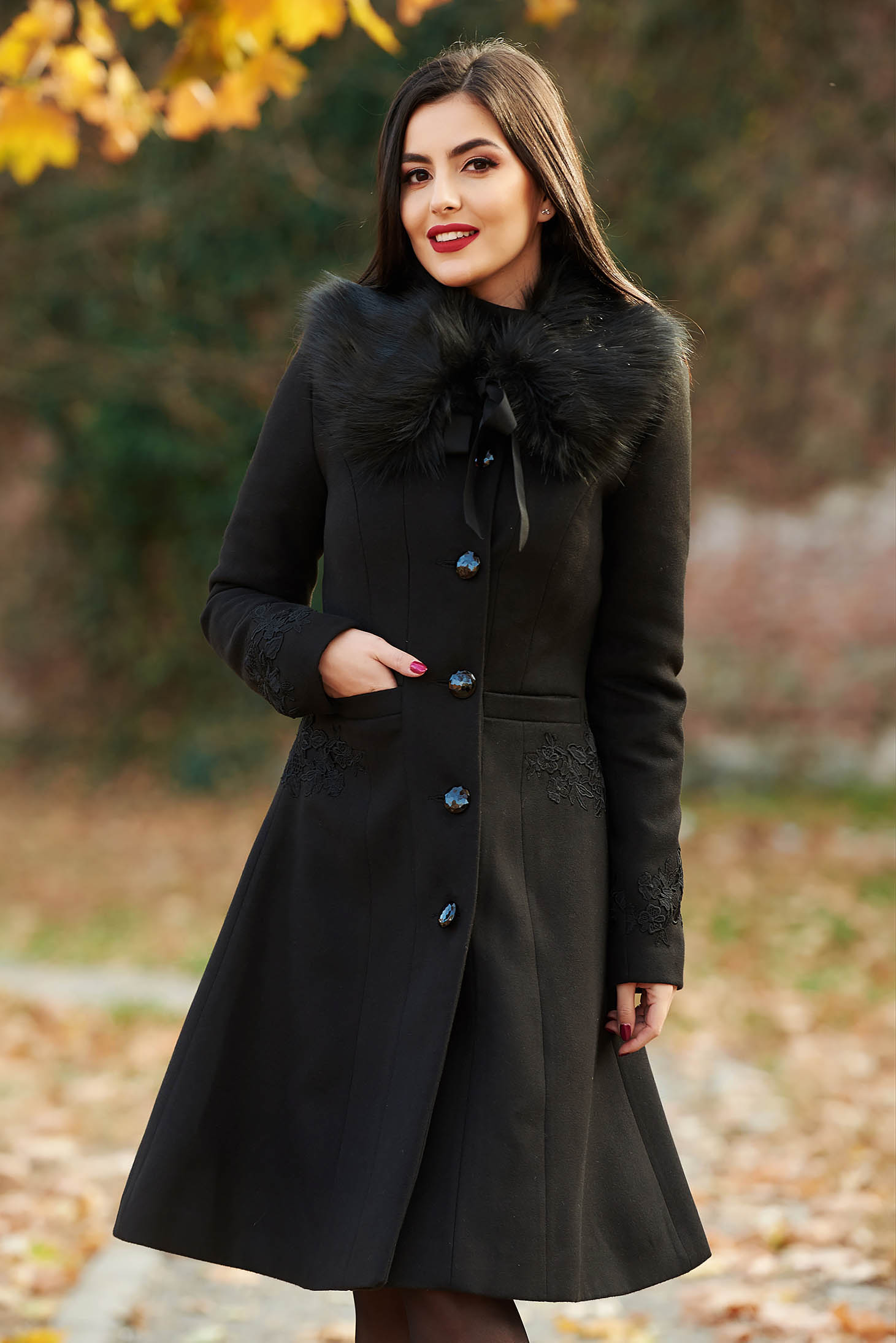 Palton LaDonna negru Best Impulse elegant din lana cu insertii de broderie captusit pe interior cu buzunare