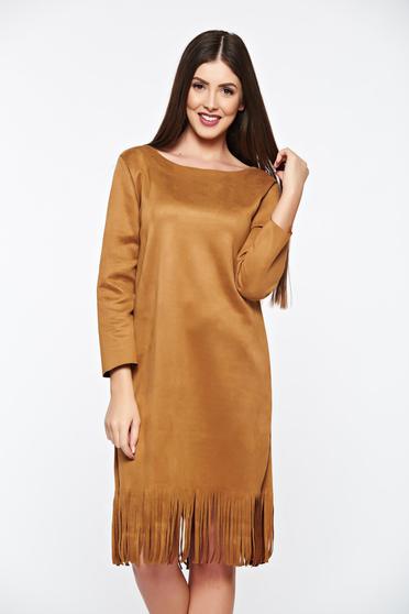 Daily brown dress from velour with fringes accessorized with breastpin
