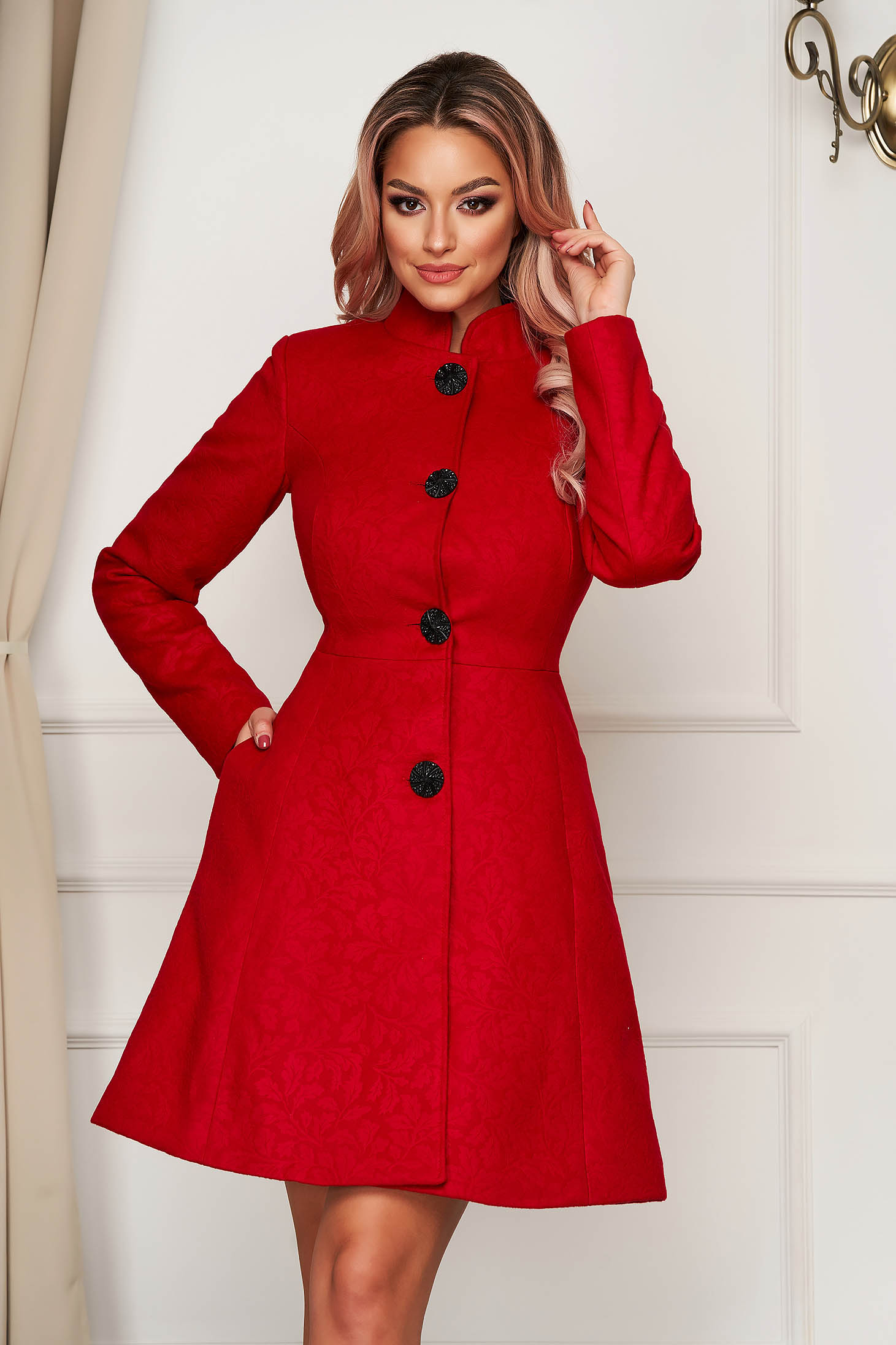 Palton Artista rosu elegant scurt in clos din stofa neelastica cu umerii buretati captusit pe interior