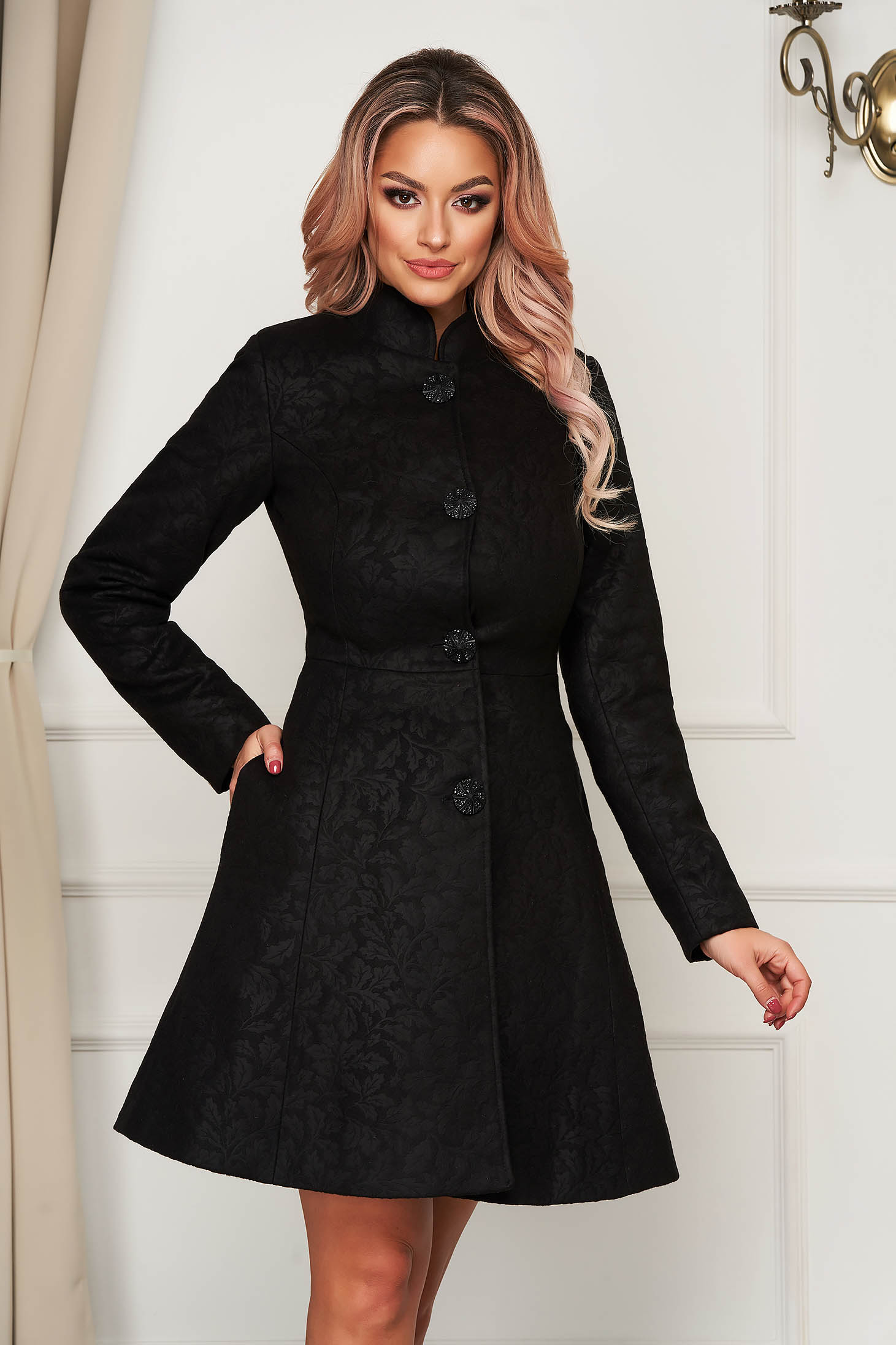 Palton Artista negru elegant scurt in clos din stofa neelastica cu umerii buretati captusit pe interior