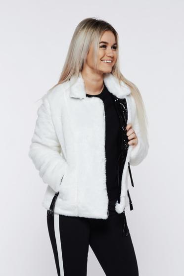 Ocassion white fur with zipper details pockets with inside lining