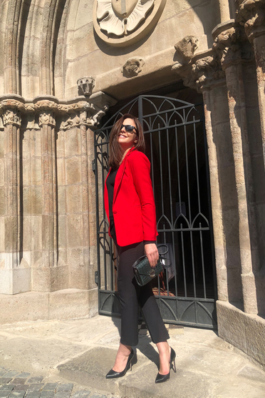 Artista red jacket with inside lining office from non elastic fabric arched cut