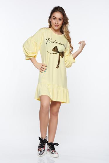 Yellow casual dress with easy cut from elastic fabric with ruffles at the buttom of the dress