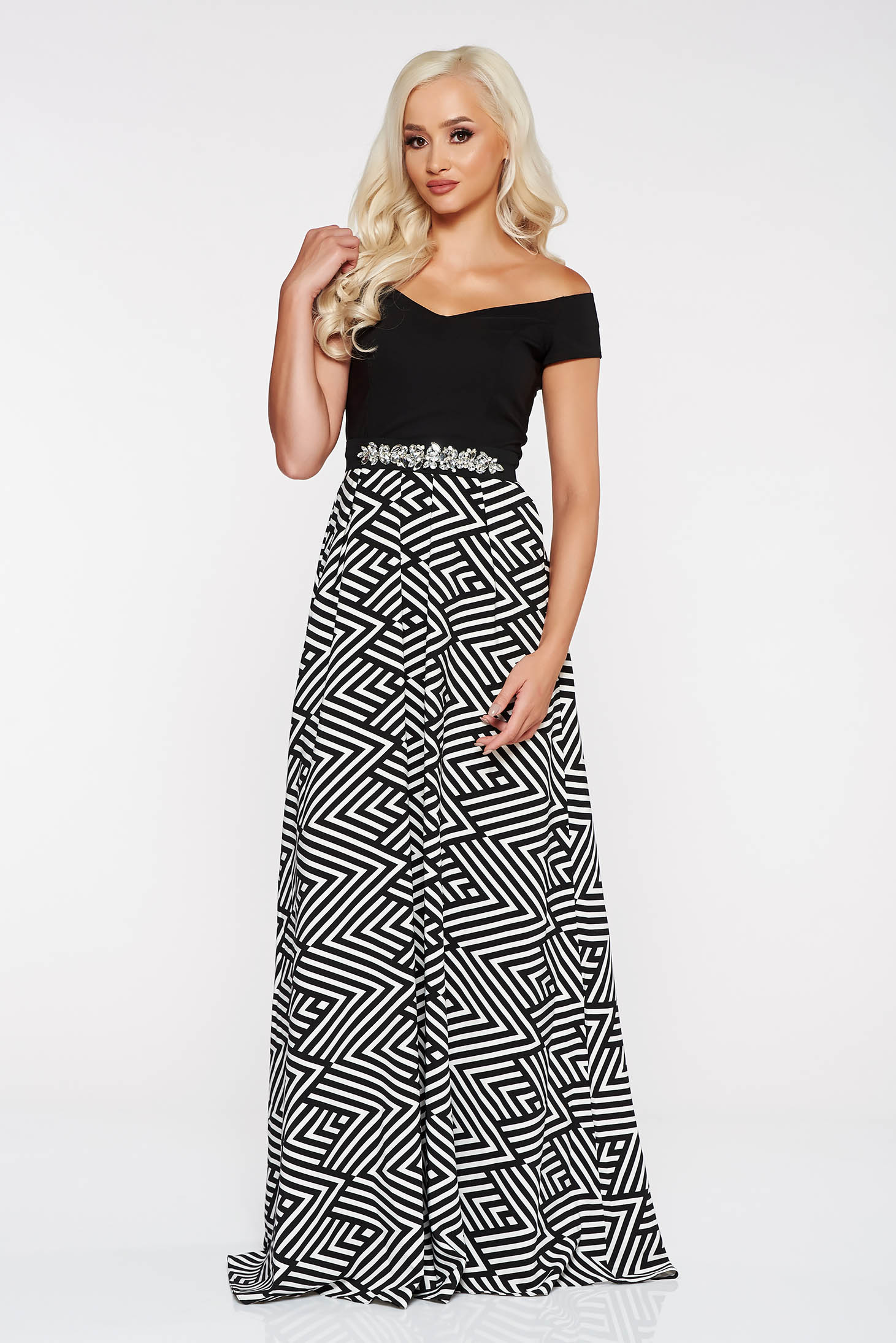 Rochie StarShinerS alba de ocazie in clos din stofa usor elastica accesorizata cu pietre stras