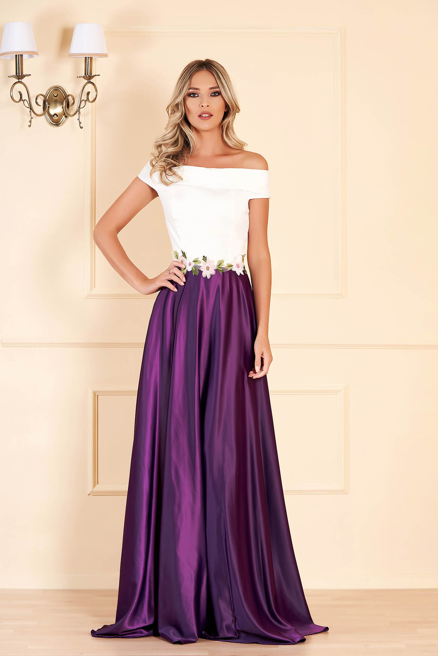 Rochie Artista mov de ocazie in clos din material satinat cu insertii de broderie