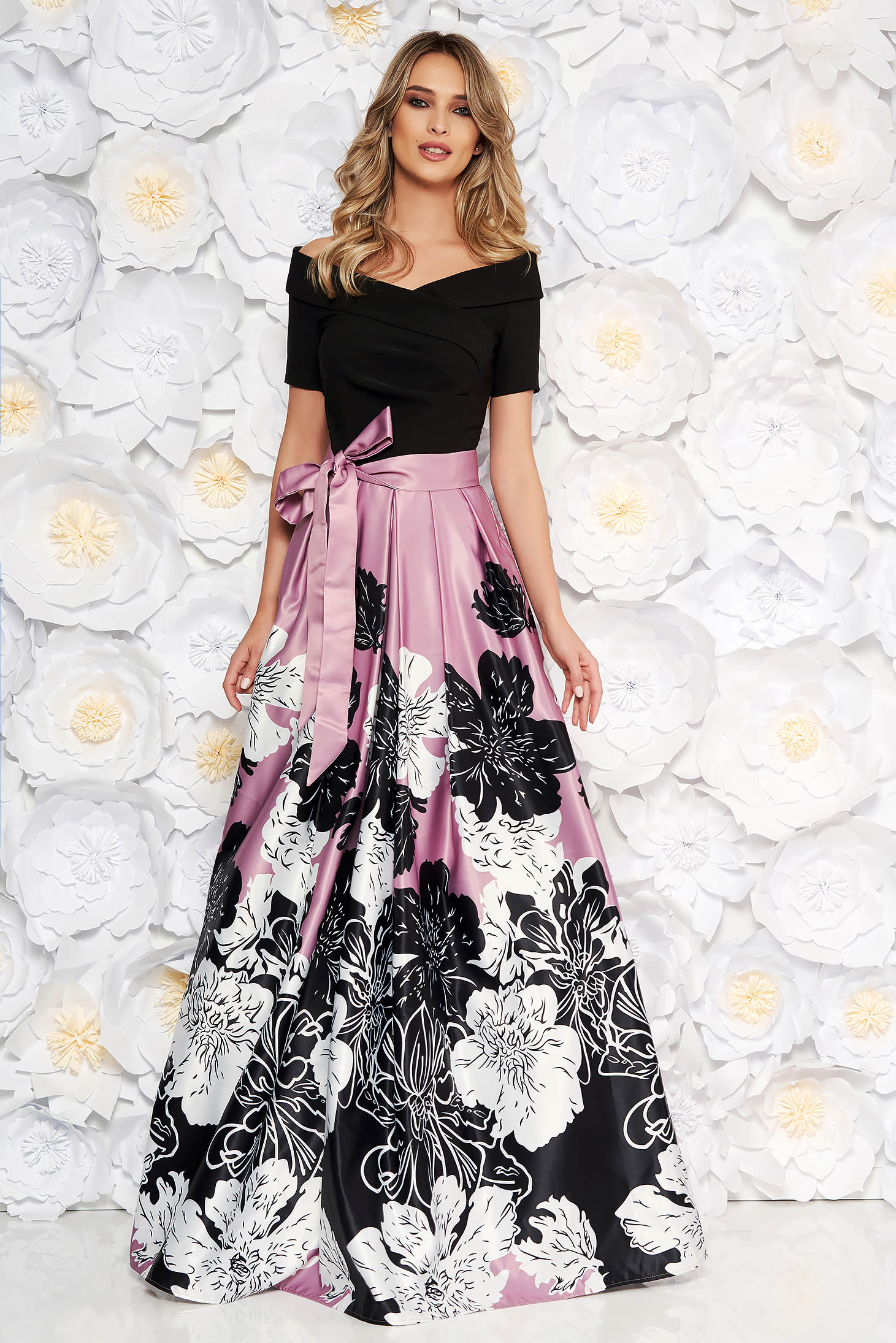 Rochie Artista neagra de ocazie in clos din material satinat captusita pe interior cu umeri goi