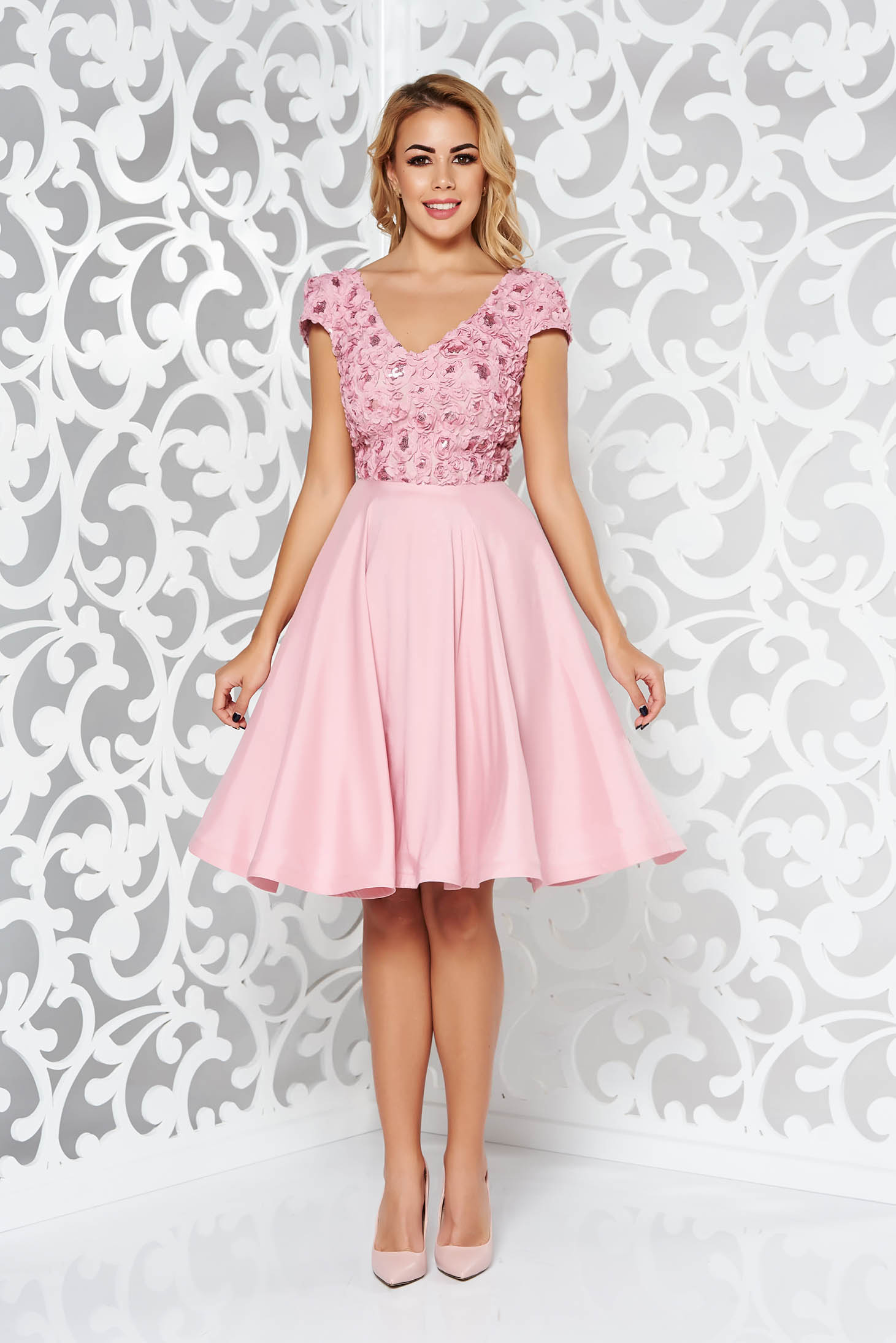 Rochie StarShinerS rosa de ocazie in clos din material satinat cu aplicatii cu paiete