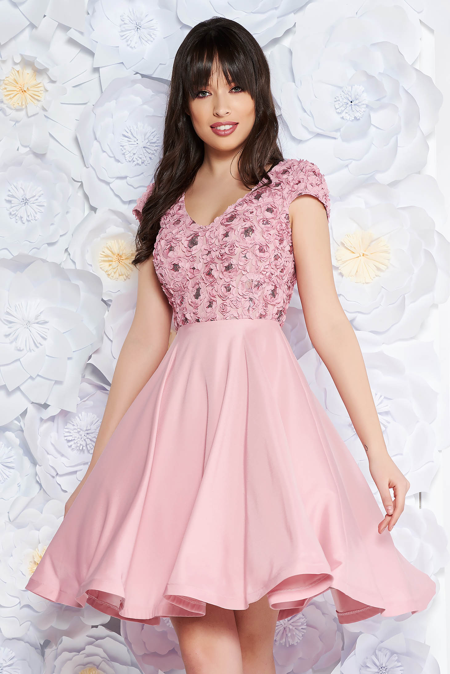 Rochie StarShinerS rosa de ocazie in clos din material satinat cu aplicatii cu paiete