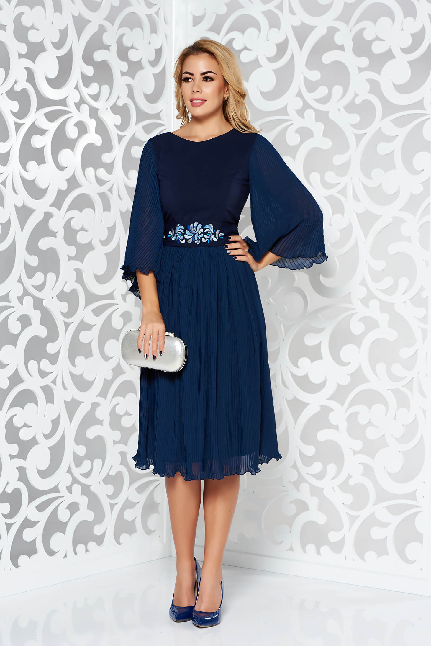 Rochie StarShinerS albastra-inchis de ocazie din voal plisata accesorizata cu cordon brodata