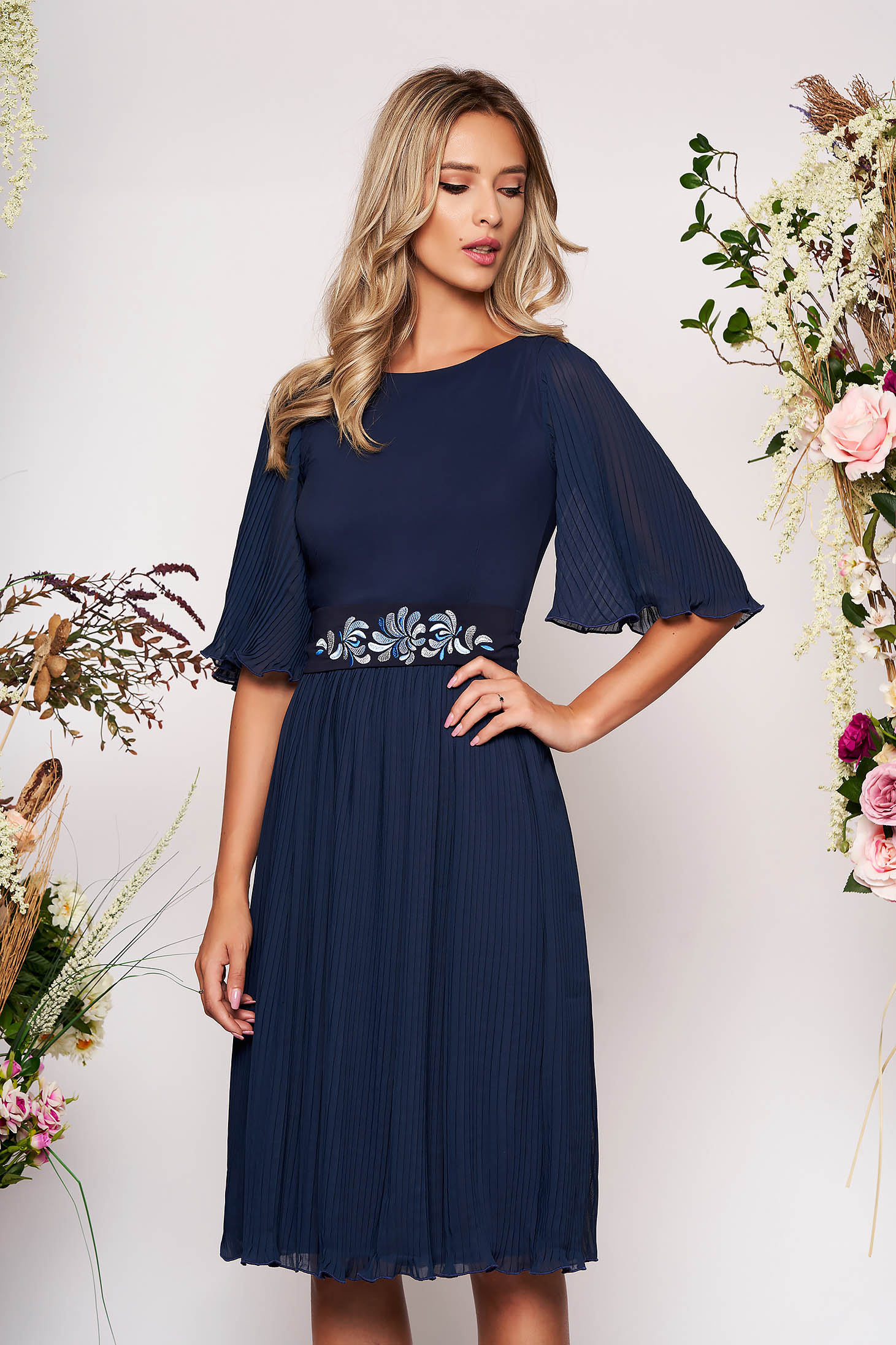 Rochie StarShinerS albastru-inchis midi de ocazie din voal in clos plisata accesorizata cu cordon brodat