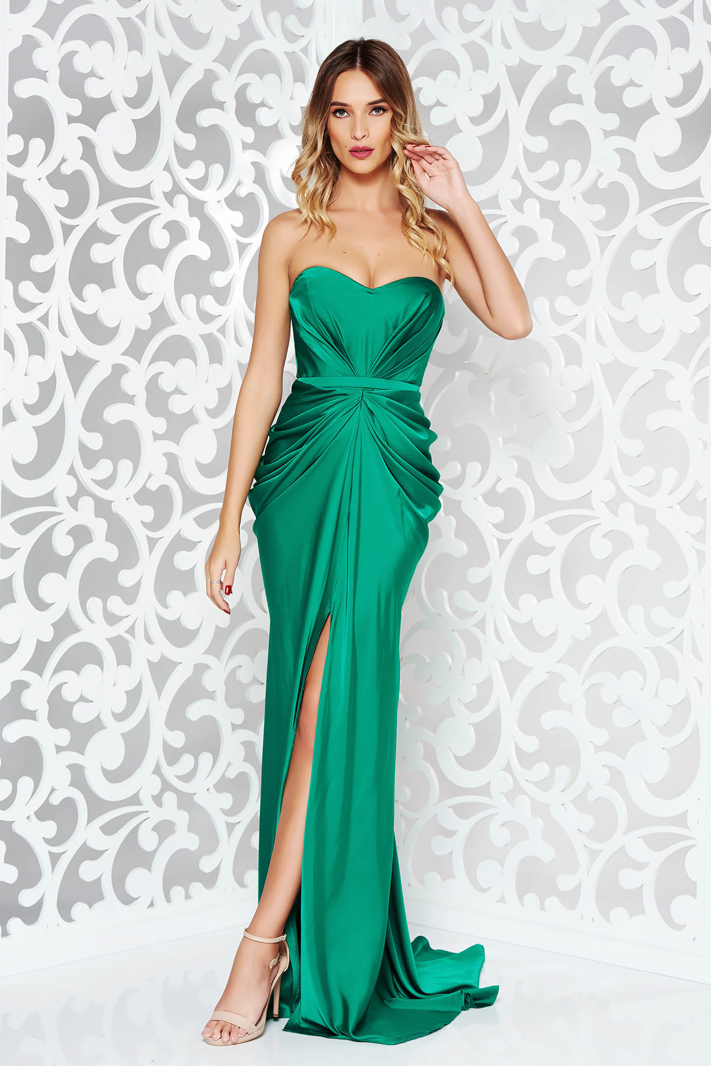 Rochie Ana Radu verde de lux din material satinat cu umeri goi cu push-up accesorizata cu cordon